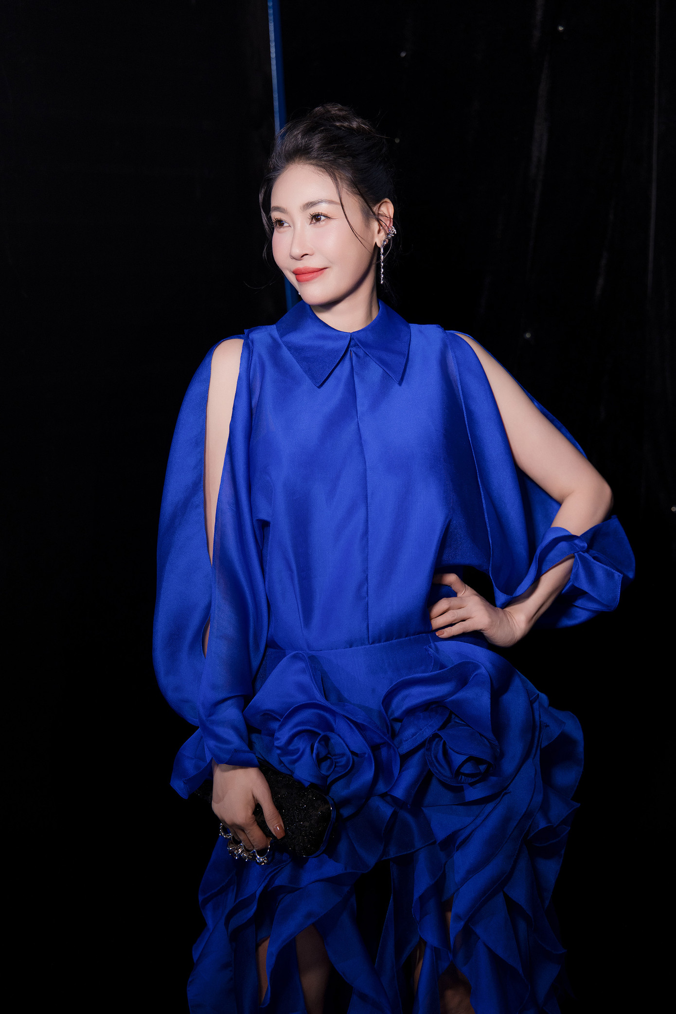 Tối 13/11, Hoa hậu Hà Kiều Anh bay ra Hà Nội tham dự Tuần lễ thời trang Quốc tế Việt Nam 2024. Cô diện bộ váy tua rua lạ mắt tông màu xanh, điểm nhấn là phần xẻ lạ mắt ở tay. Hoa hậu Việt Nam 1992 khiến nhiều người trầm trồ khi khoe nhan sắc trẻ trung ở tuổi 48.