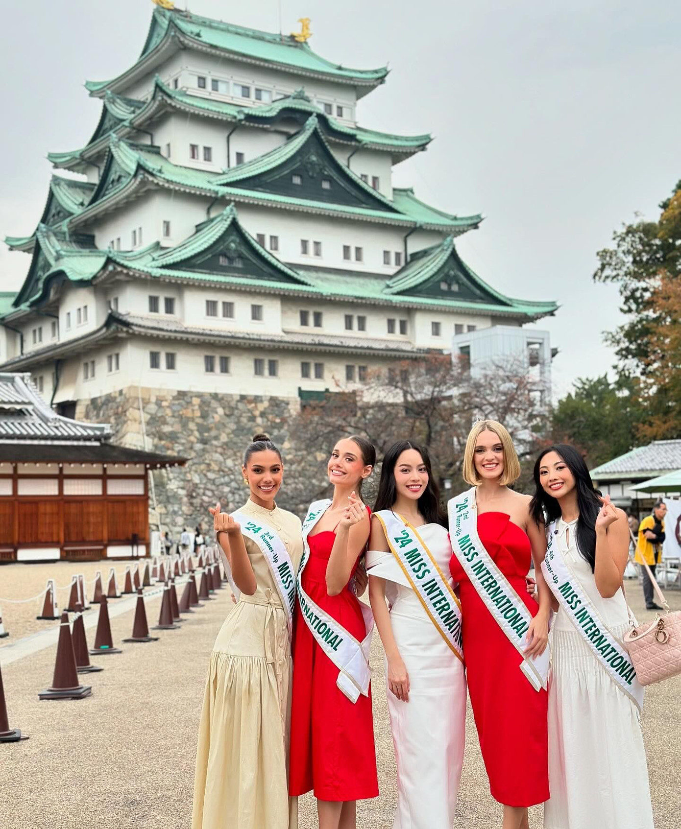 Sau khi đăng quang, top 5 Hoa hậu Quốc tế 2024 bận rộn với lịch trình hoạt động ở Nhật Bản. Hôm 16/11, họ đến thăm thành phố Nagoya. Các người đẹp mặc trang phục với hai tông màu trắng - đỏ có kiểu dáng thanh lịch.