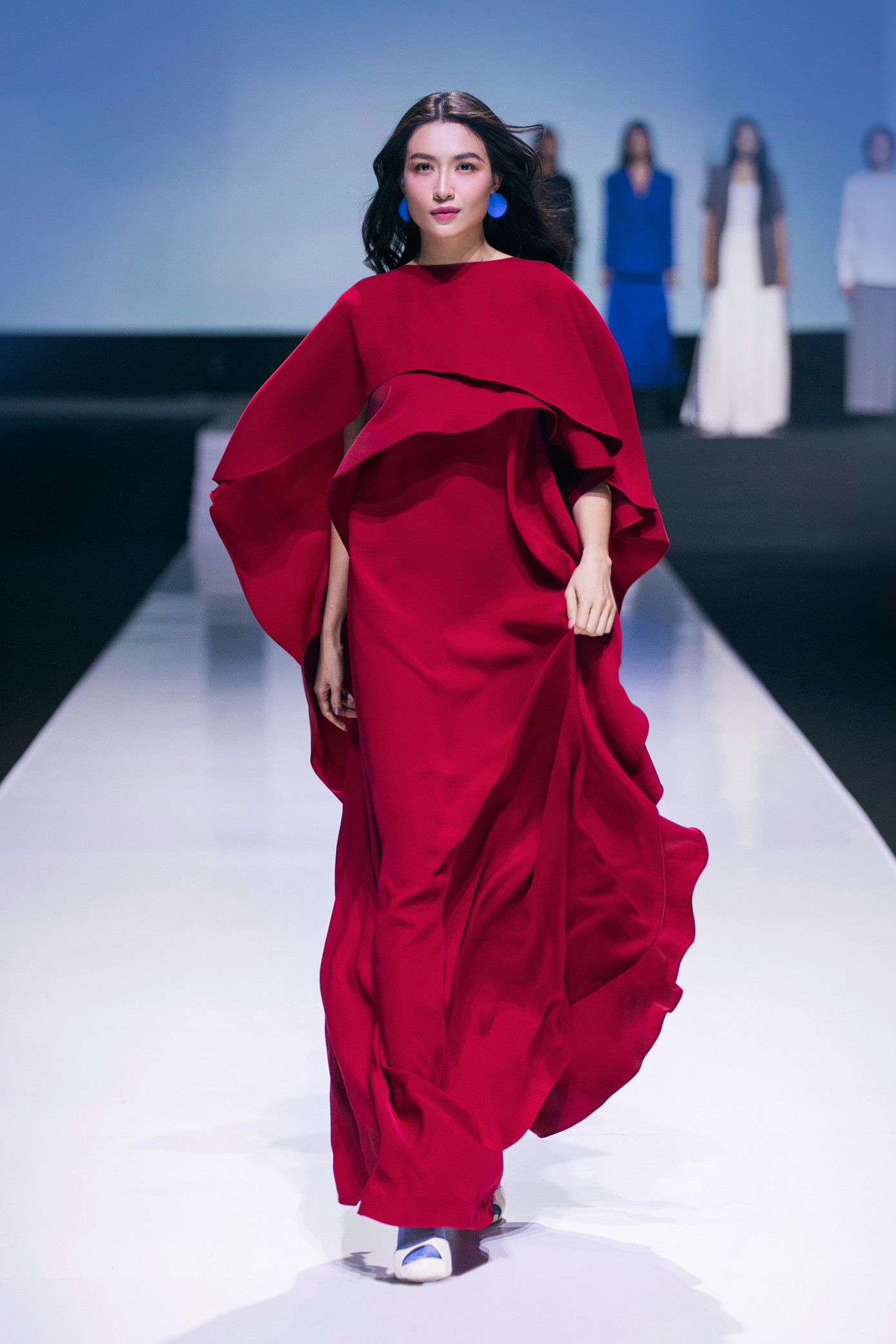 Á hậu Lệ Hằng, Miss Cosmo Vietnam 2023 Bùi Xuân Hạnh trình diễn hai thiết kế có tông màu nâu, đỏ. Hai người đẹp gây ấn tượng với thần thái sắc lạnh trên sàn diễn.