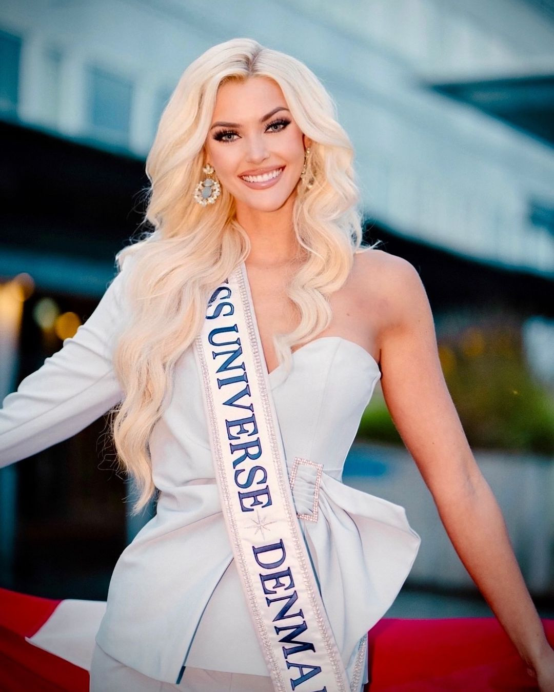 Ngoài ra, cô còn là doanh nhân và tương lai mong muốn làm luật sư.