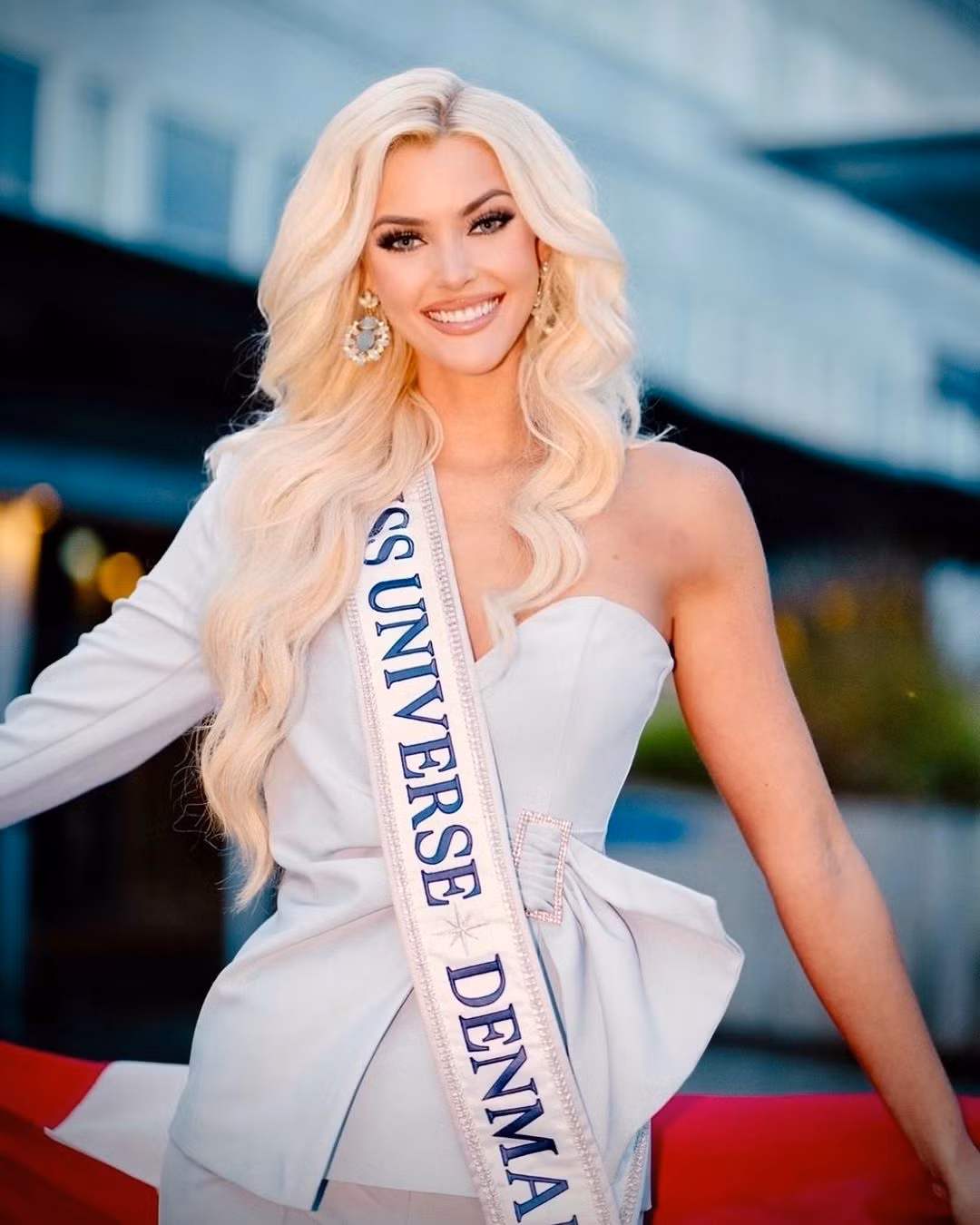 Ngoài ra, cô còn là doanh nhân và tương lai mong muốn làm luật sư.