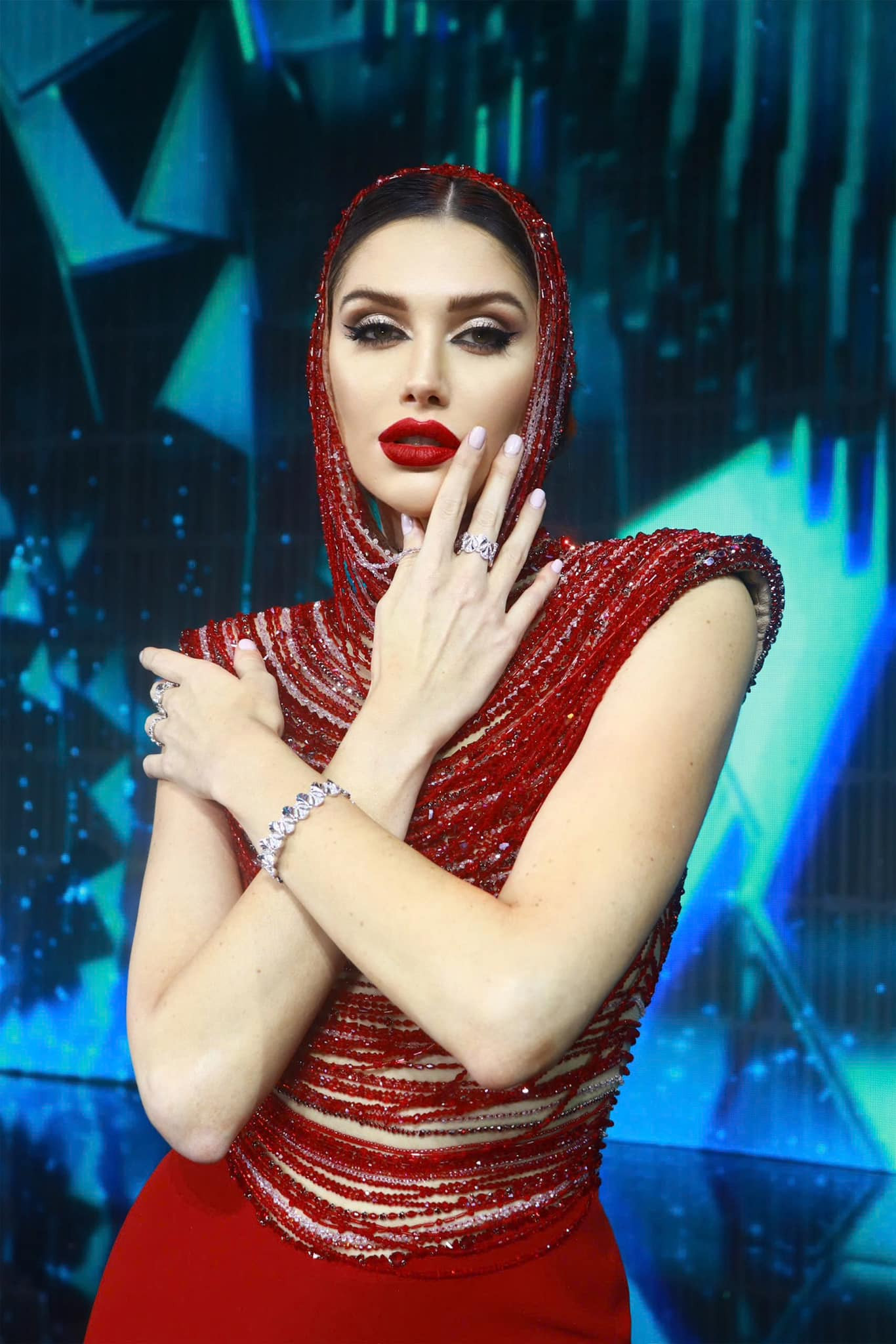 Hoa hậu đẹp nhất thế giới 2022 Isabella Menin và đương kim Hoa hậu Thế giới Krystyna Pyszková diện các mẫu váy dạ hội cầu kỳ của nhà thiết kế Lê Thanh Hòa.