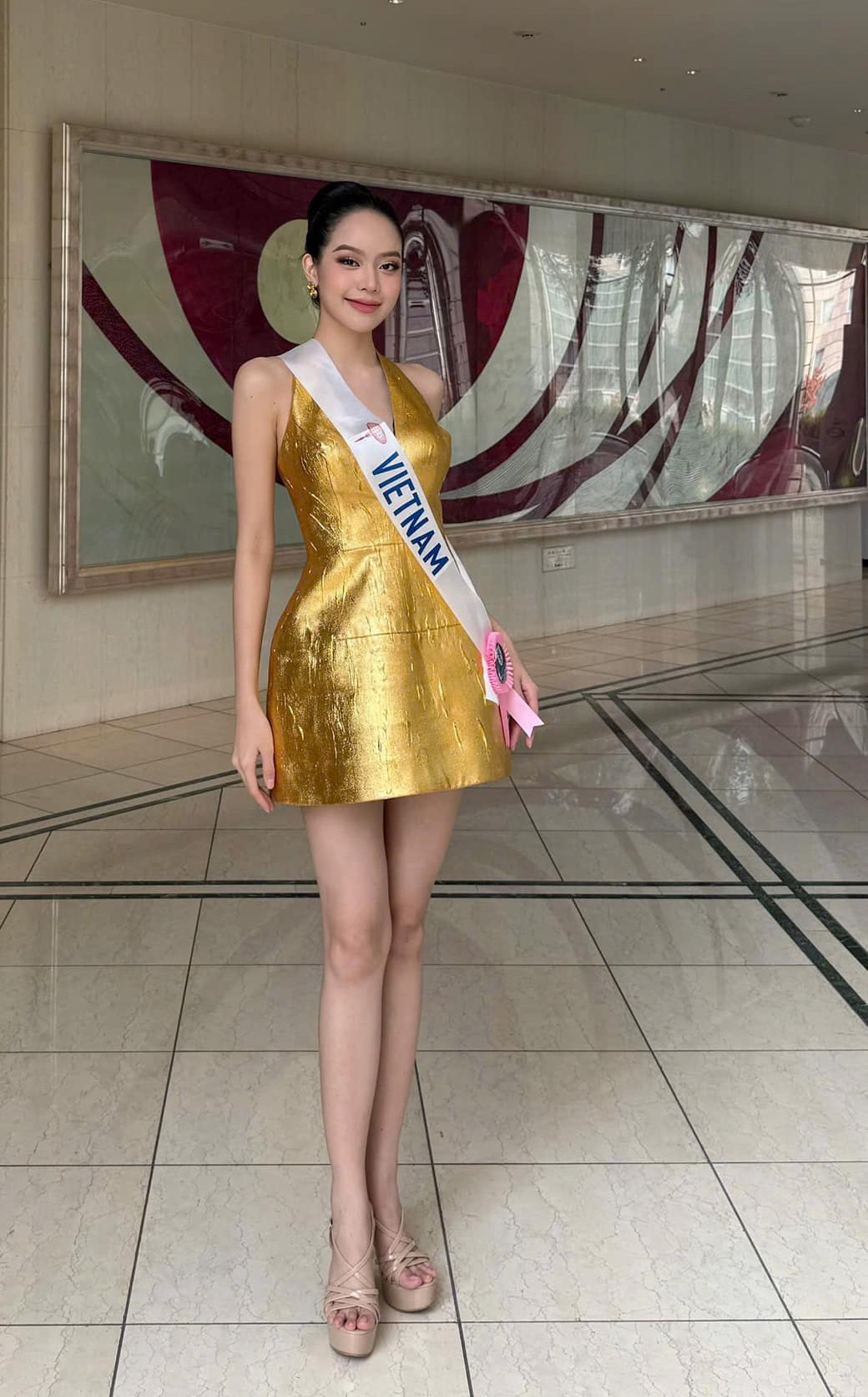 Thanh Thủy cũng có chiến lược gây chú ý bằng váy áo. Người đẹp diện bộ đầm ngắn tông màu vàng gold trong một hoạt động ghi hình về chủ đề thời trang bền vững. Cô cho biết đây là chiếc đầm tái chế. Đây cũng là chủ đề Thanh Thủy muốn truyền tải trong quá trình tham dự cuộc thi, bên cạnh dự án mang nước sạch cho bà con khó khăn.