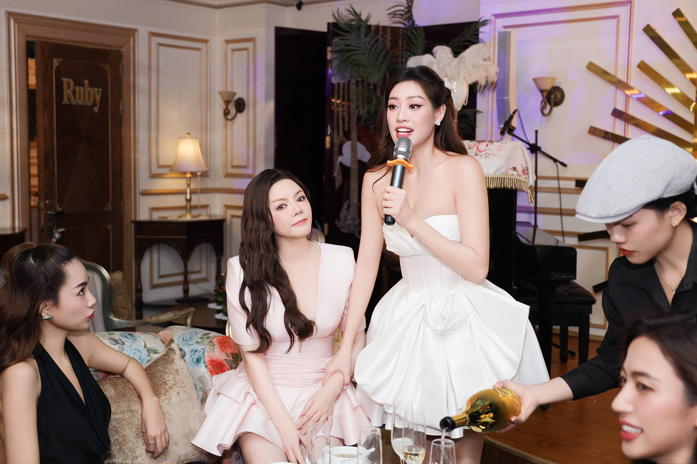 Khánh Vân bày tỏ sự xúc động trước tình cảm của các khách mời. Cô cho biết đây là kỷ niệm đẹp mà mình không bao giờ quên.