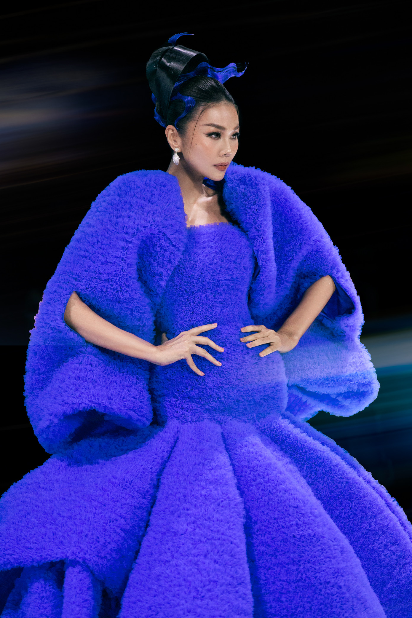 Siêu mẫu Thanh Hằng đảm nhận vai trò vedette cho bộ sưu tập của nhà thiết kế Đỗ Mạnh Cường. Cô diện chiếc váy có kích thước lớn, phần đuôi váy dài, làm từ hơn 200 mét vải. Trang phục tương đối nặng nhưng Thanh Hằng vẫn có những sải bước uyển chuyển, đầy năng lượng.