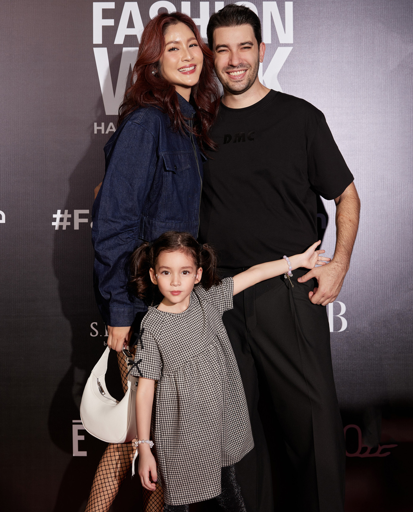 Vợ chồng Hoa hậu Hoàn vũ Thái Lan 2007 Farung Yuthithum khoe sắc trên thảm đỏ.