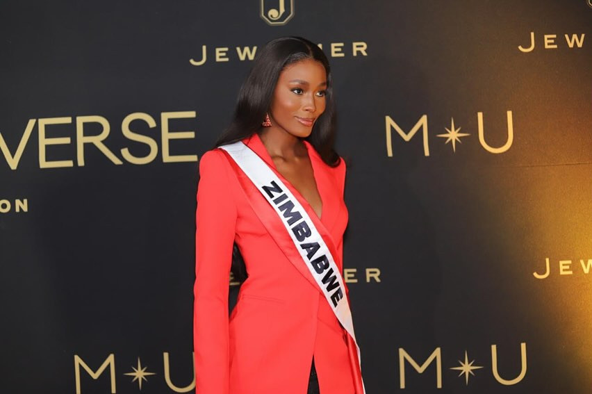 Các thí sinh tham dự họp báo.