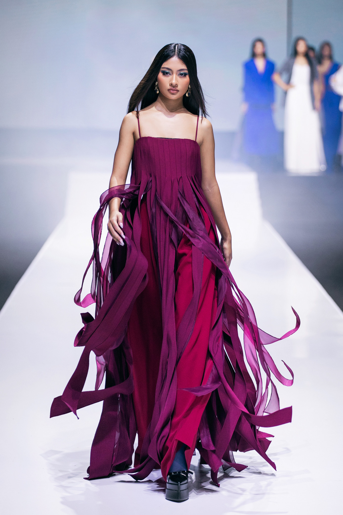 Á hậu Lệ Hằng, Miss Cosmo Vietnam 2023 Bùi Xuân Hạnh trình diễn hai thiết kế có tông màu nâu, đỏ. Hai người đẹp gây ấn tượng với thần thái sắc lạnh trên sàn diễn.