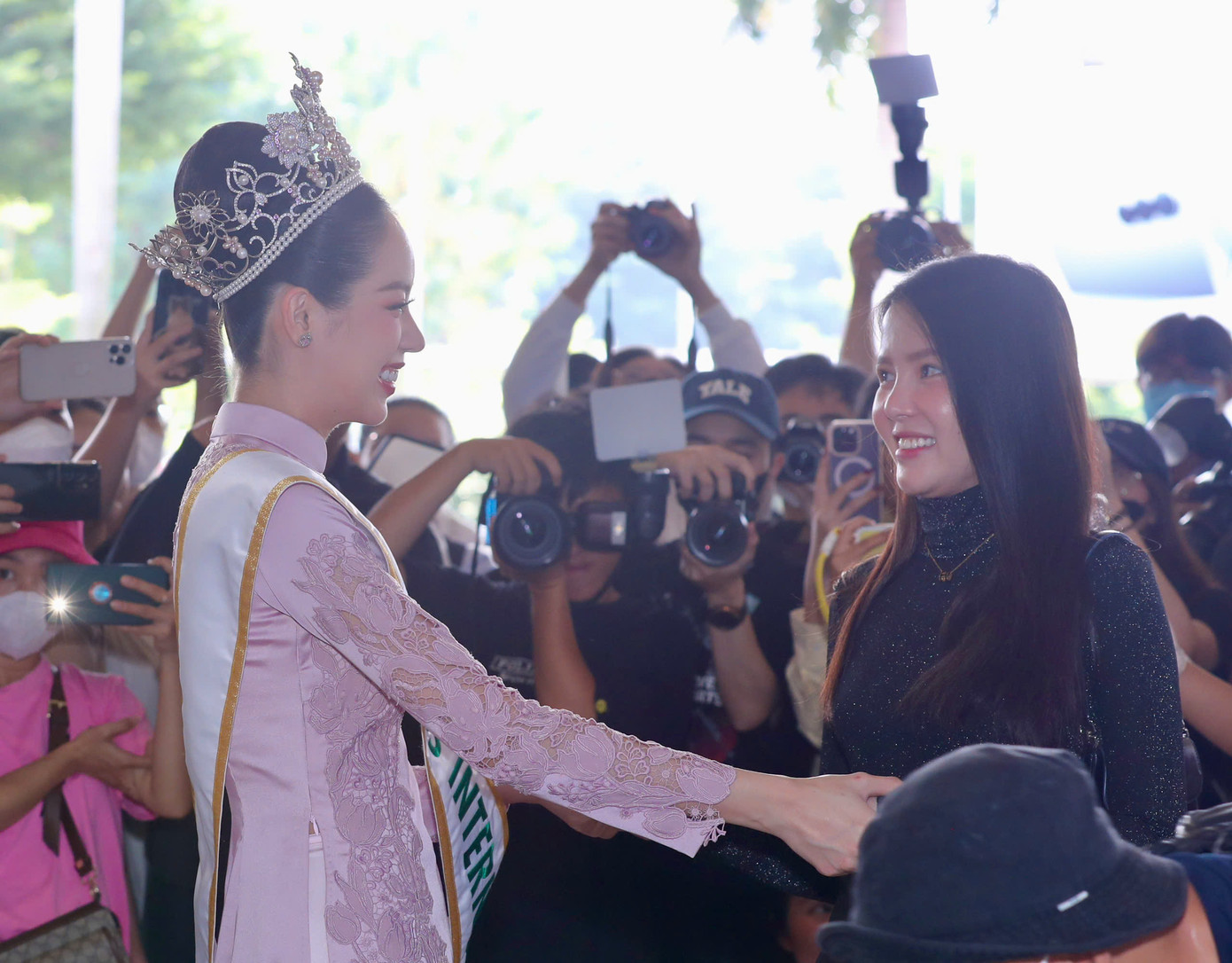 Thanh Thủy vui mừng khi hội ngộ người thân, bạn bè ở sân bay. Cô đã xa nhà gần một tháng để thi Hoa hậu Quốc tế 2024 trên đất Nhật.