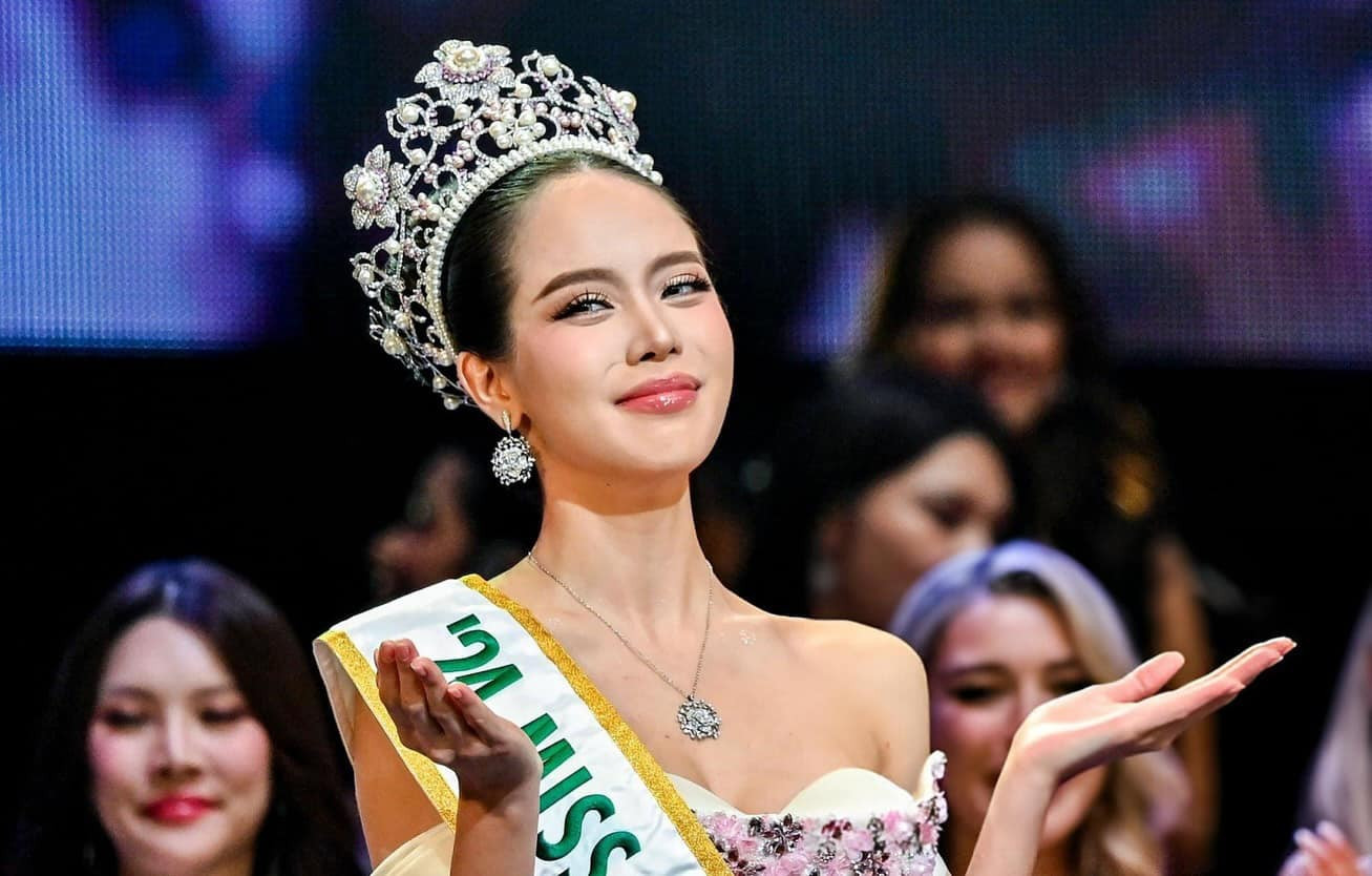 Chiều 12/11, Hoa hậu Thanh Thủy làm nên lịch sử khi trở thành Hoa hậu Việt Nam đầu tiên đăng quang danh hiệu Hoa hậu Quốc tế 2024. Thành tích của cô khiến các fan sắc đẹp Việt vỡ òa. Khá lâu rồi mạng xã hội mới bùng nổ vì chiến thắng của một người đẹp sau thành tích của Nguyễn Thúc Thùy Tiên ở Hoa hậu Hòa bình Quốc tế 2021.