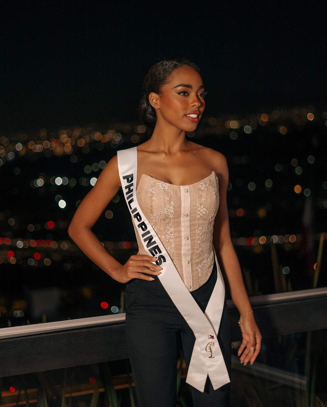 Đại diện Philippines - Chelsea Manalo - được đánh giá là ứng viên nổi bật của châu Á dù ngoại hình gây tranh cãi. Cô năm nay 24 tuổi, sinh ra và lớn lên ở thành phố Bulacan. Người đẹp có chiều cao 1,7 m, gây chú ý với làn da sẫm màu và mái tóc xoăn cá tính.