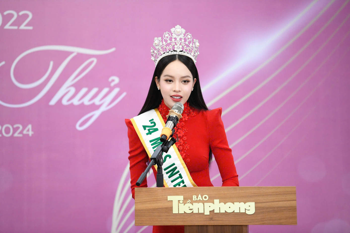 Cô gửi lời cảm ơn báo Tiền Phong đã trao cho mình cho danh hiệu cao quý, trao cho Thanh Thủy cơ hội mang nét đẹp người con gái Việt, truyền thống văn hóa Việt ra quốc tế.