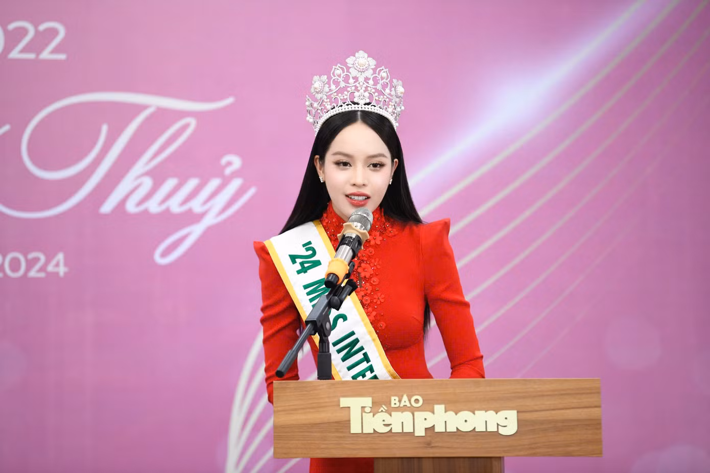 Cô gửi lời cảm ơn báo Tiền Phong đã trao cho mình cho danh hiệu cao quý, trao cho Thanh Thủy cơ hội mang nét đẹp người con gái Việt, truyền thống văn hóa Việt ra quốc tế.
