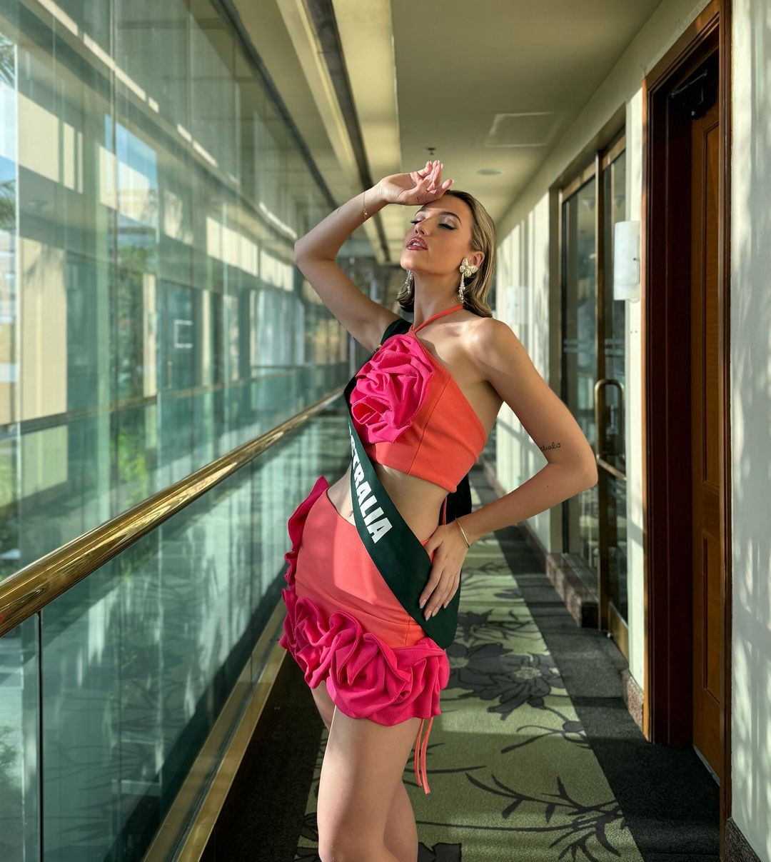 Jessica năm nay 21 tuổi, là nhà hoạt động vì môi trường, đồng thời là sinh viên ngành Báo chí, Sáng tác và Xuất bản tại Đại học Sunshine Coast.