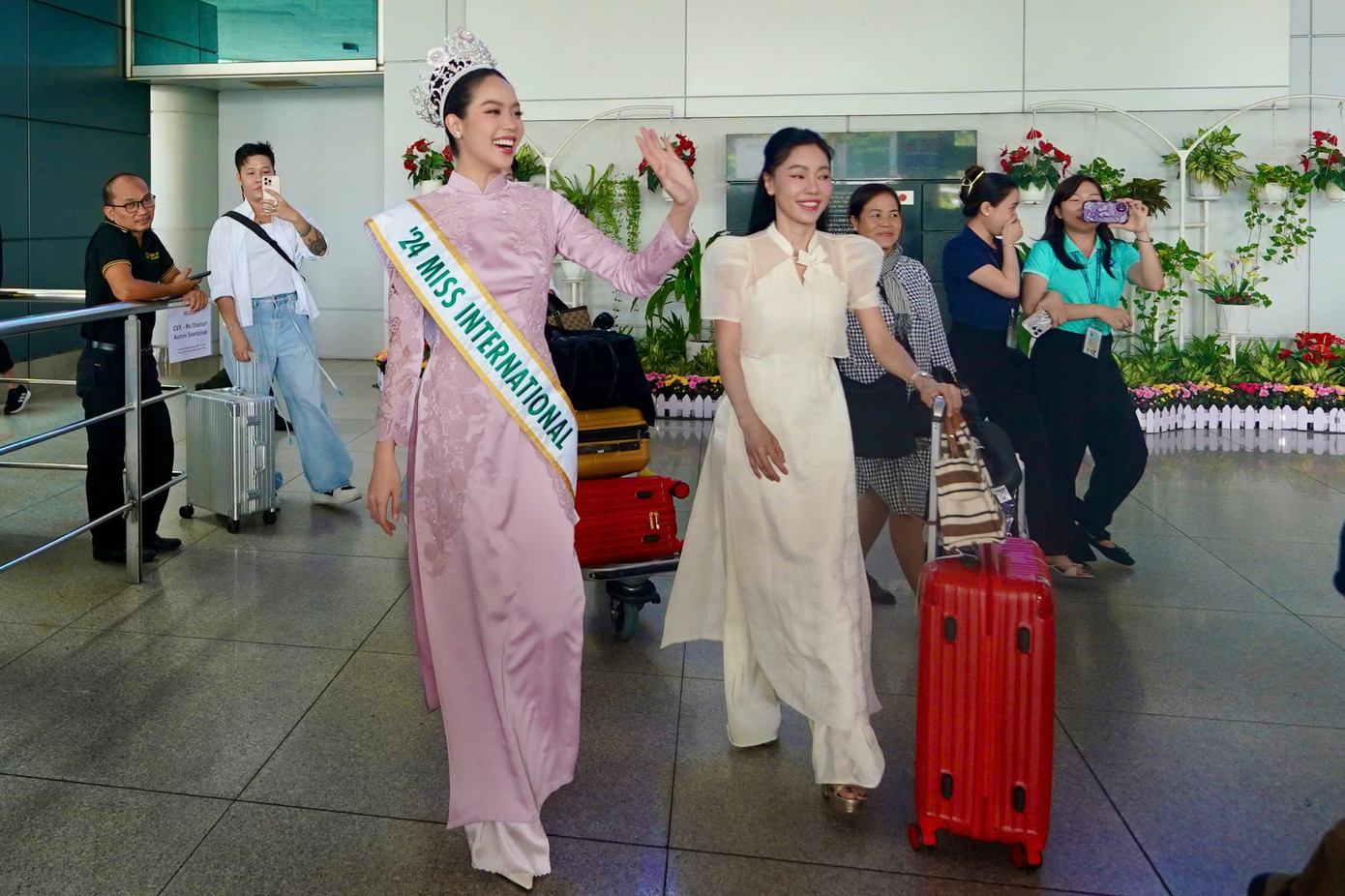 Sáng 18/11, Hoa hậu Thanh Thủy trở về nước sau khi đăng quang Hoa hậu Quốc tế 2024. Cô xuất hiện trong bộ áo dài hồng thanh lịch, nền nã.