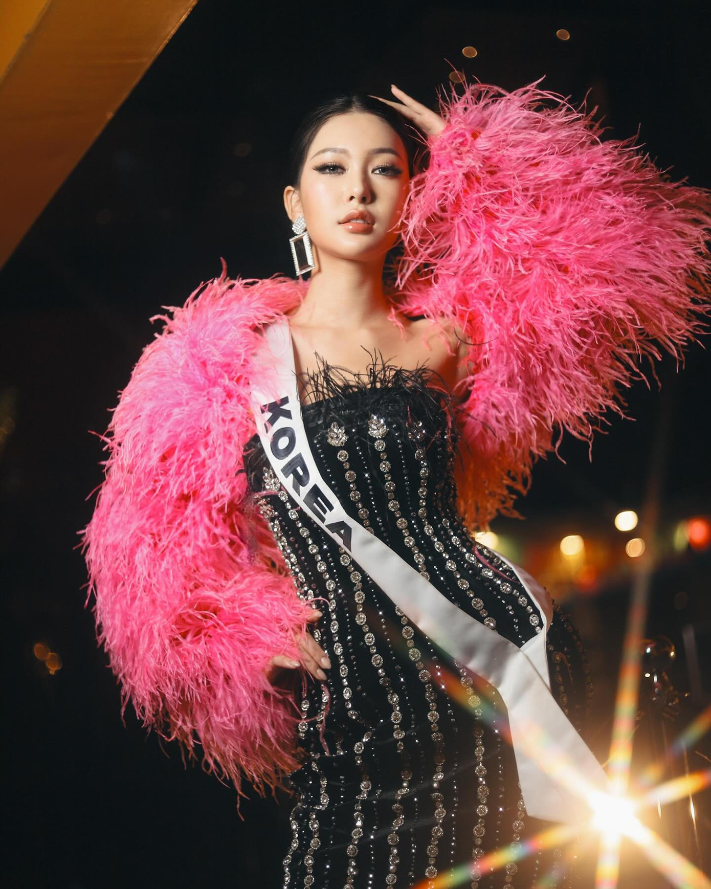 Thí sinh chủ yếu ở trong khách sạn chụp hình quảng cáo cho nhà tài trợ.