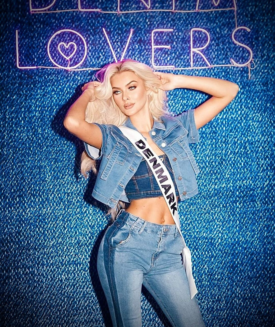 Victoria Kjær Theilvig trong buổi chụp hình quảng cáo cho một thương hiệu đồ denim tại cuộc thi năm nay. Cô có khả năng tạo dáng, biểu cảm chuyên nghiệp.