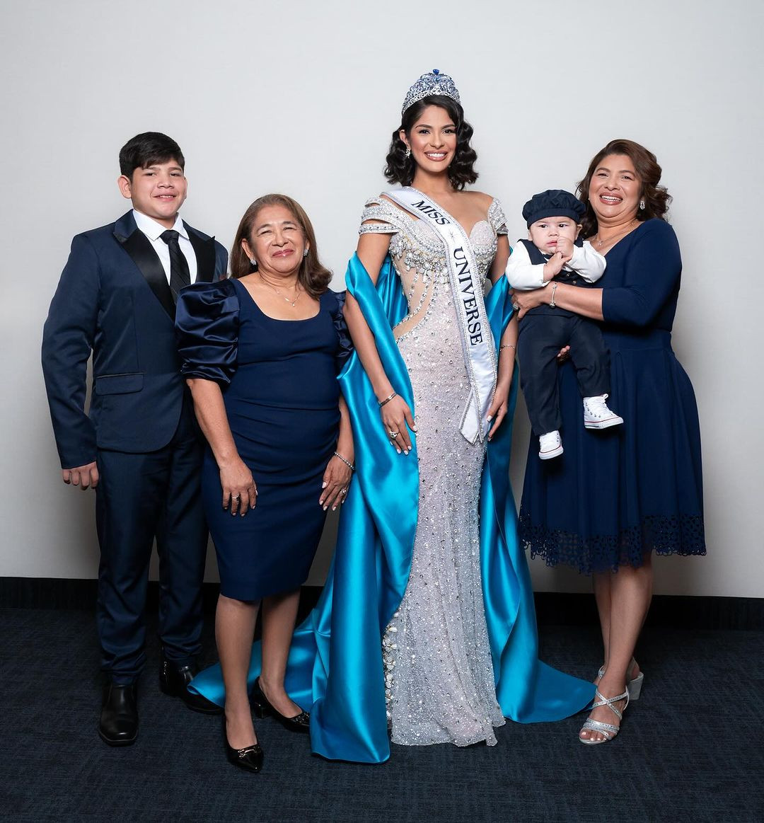 Trong những ngày cuối nhiệm kỳ ở Mexico, Sheynnis có dịp hội ngộ cả gia đình và tái hiện khoảnh khắc đăng quang. Cô vẫn chưa thể trở về quê nhà Nicaragua sau khi đăng quang Hoa hậu Hoàn vũ 2023 do tình hình bất ổn tại đây. Người đẹp nhiều lần bật khóc khi nhắc tới quê hương.