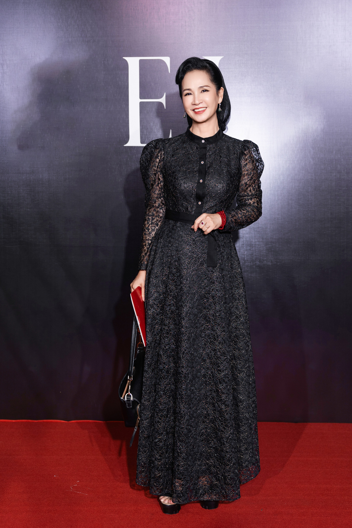 NSND Lan Hương mặc váy ren đen sang trọng trên thảm đỏ.