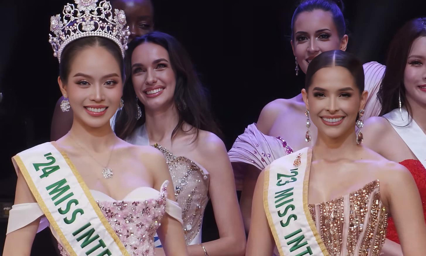 Hoa hậu Quốc tế 2023 Andrea Rubio trao vương miện cho Thanh Thủy. Hoa hậu Quốc tế 2023 Andrea Rubio trao vương miện cho Thanh Thủy.