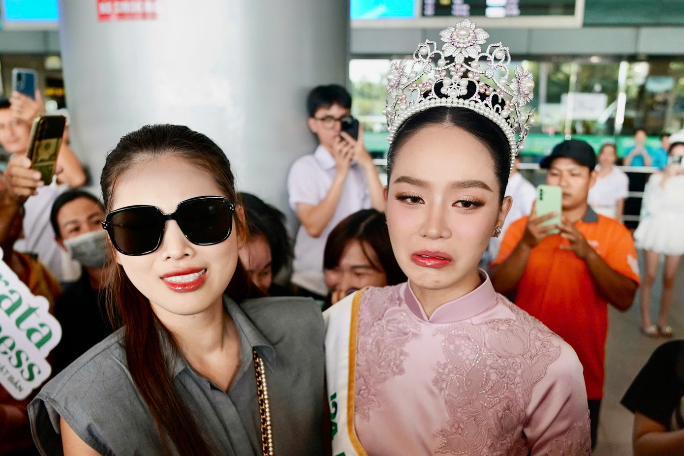 Thanh Thủy với biểu cảm mếu máo dễ thương khi gặp lại Ngọc Thảo. Ngoài đời, họ là những người bạn thân thiết.