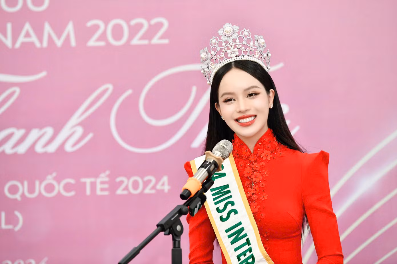 Trong bài phát biểu tại sự kiện, Tổng Biên tập báo Tiền Phong khẳng định Hoa hậu Thanh Thủy cam kết tiếp tục đồng hành với Hoa hậu Việt Nam 2024. Danh tiếng, vị thế, tình cảm mà hoa hậu Thanh Thủy nhận được từ khi đăng quang Hoa hậu Việt Nam 2022, Hoa hậu Quốc tế 2024 sẽ tiếp tục được nhân lên.