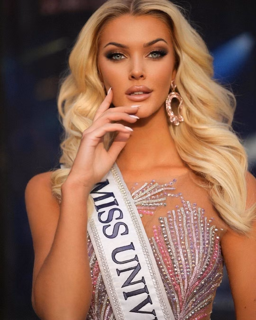 Victoria Kjær Theilvig từng tham gia Miss Grand International 2022 nhưng không giành thành tích.