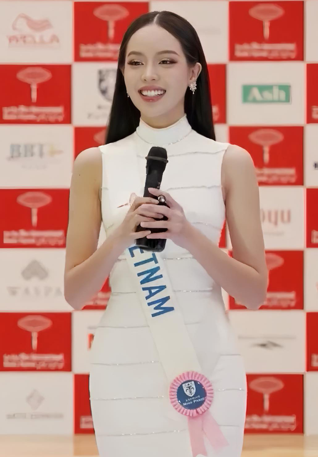 Thanh Thủy trong phần thi phỏng vấn ở bán kết Hoa hậu Quốc tế. Thanh Thủy trong phần thi phỏng vấn ở bán kết Hoa hậu Quốc tế.