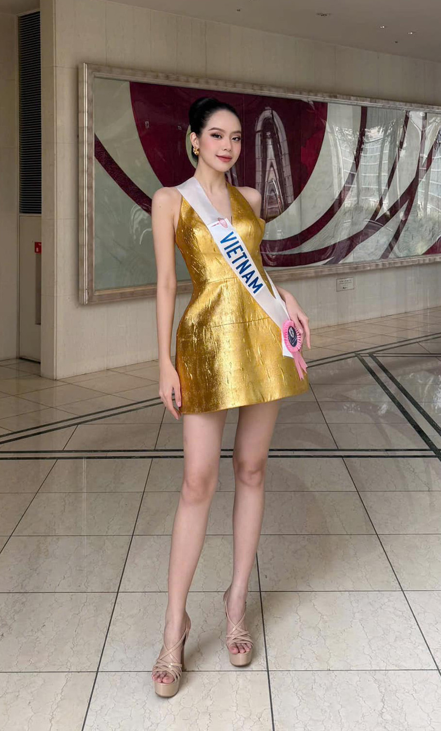 Thanh Thủy cũng có chiến lược gây chú ý bằng váy áo. Người đẹp diện bộ đầm ngắn tông màu vàng gold trong một hoạt động ghi hình về chủ đề thời trang bền vững. Cô cho biết đây là chiếc đầm tái chế. Đây cũng là chủ đề Thanh Thủy muốn truyền tải trong quá trình tham dự cuộc thi, bên cạnh dự án mang nước sạch cho bà con khó khăn.