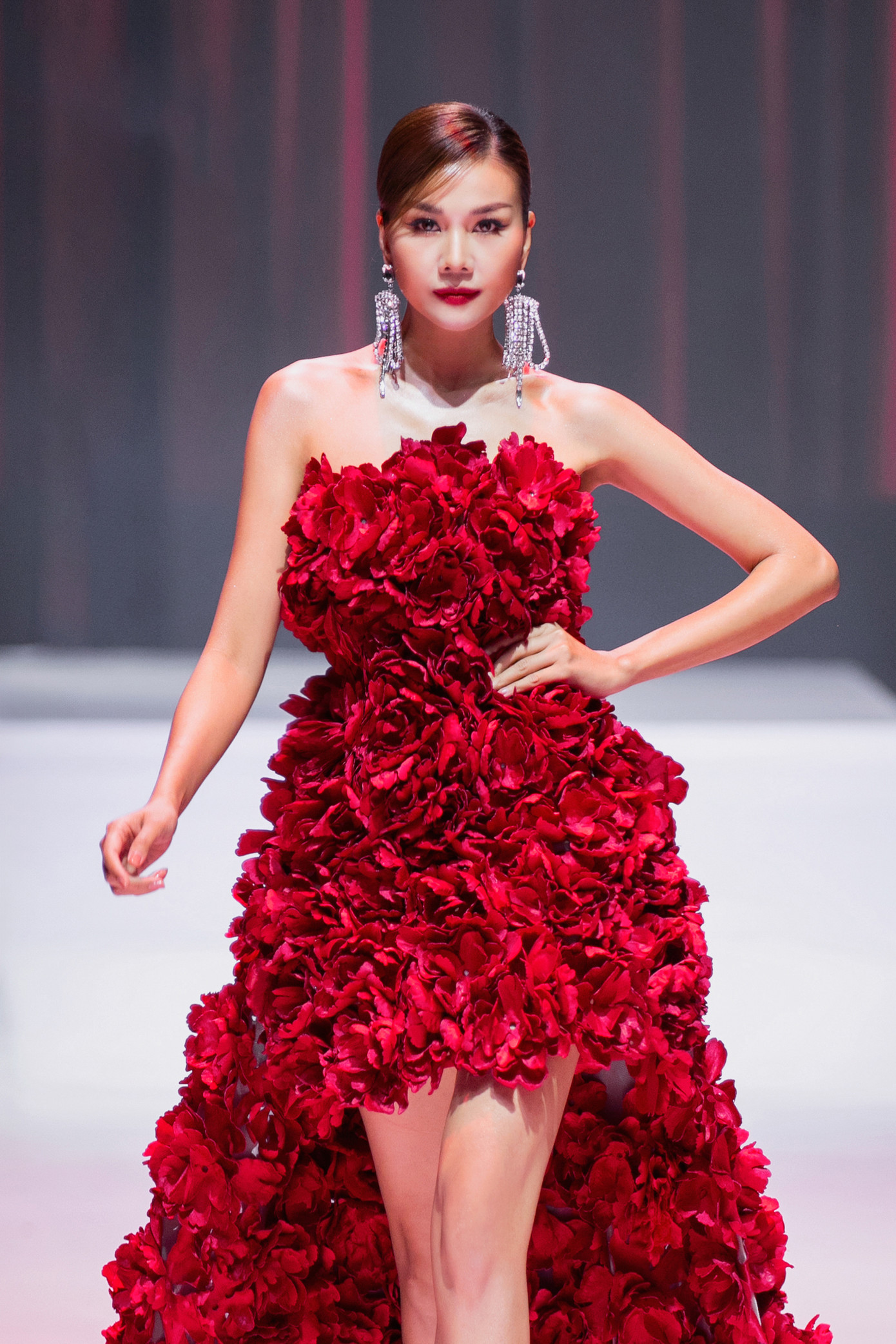 Dù mặc chiếc váy khá nặng, Thanh Hằng vẫn có màn trình diễn ấn tượng. Cô thu hút với kỹ năng catwalk chuyên nghiệp, thần thái điềm tĩnh.