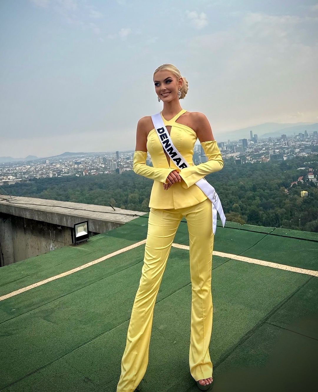 Cô luôn xuất hiện chỉn chu, chuyên nghiệp trong các hoạt động. Mỗi ngày, người đẹp lại xuất hiện với trang phục, làm tóc mới mẻ, cuốn hút.