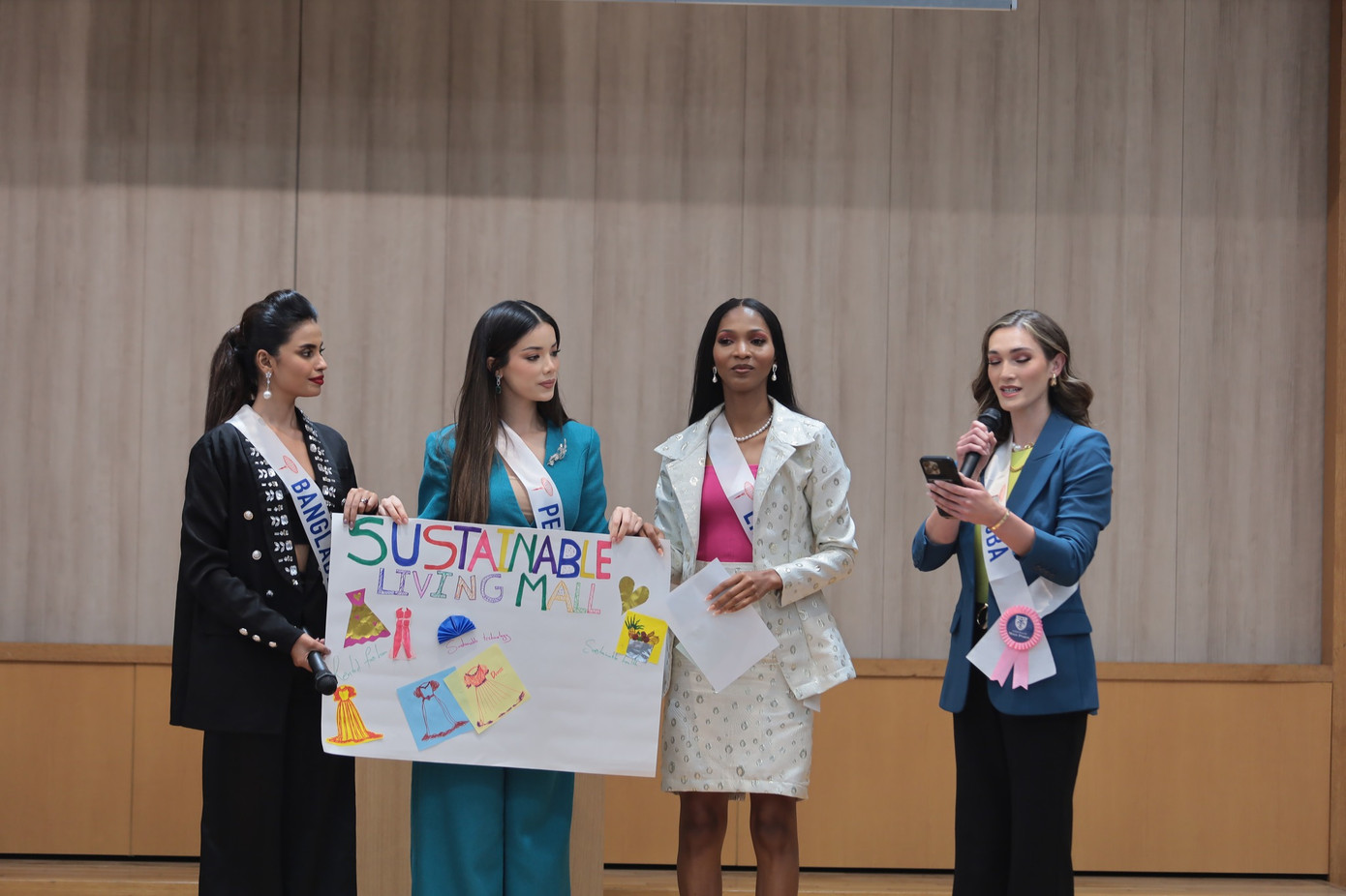 Ở Hoa hậu Quốc tế, các thí sinh không chỉ được chấm nhan sắc, mà còn dựa trên lòng nhân ái, tính hữu nghị, sự thanh lịch, trí tuệ.