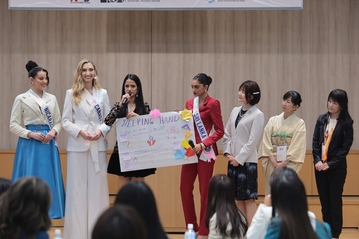 Ở Hoa hậu Quốc tế, các thí sinh không chỉ được chấm nhan sắc, mà còn dựa trên lòng nhân ái, tính hữu nghị, sự thanh lịch, trí tuệ.