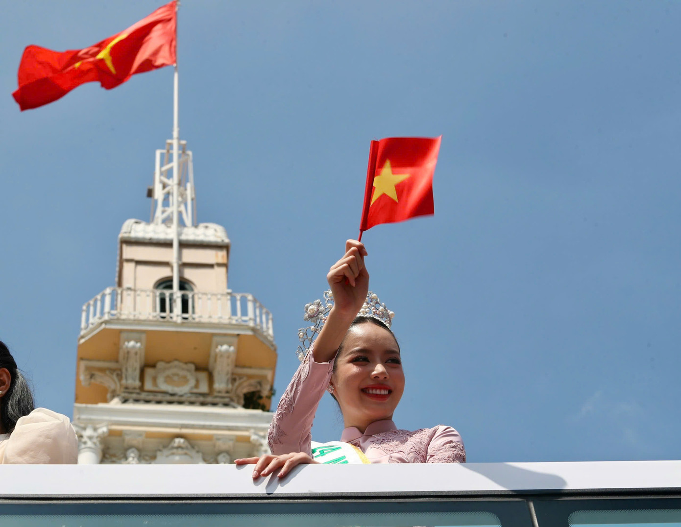 Sau khi rời sân bay Tân Sơn Nhất, Hoa hậu Thanh Thủy diễu hành trên xe buýt hai tầng qua các tuyến phố ở TPHCM. Nhiều khán giả đã đi theo xe để cổ vũ tinh thần người đẹp. Giám đốc truyền thông của Miss International - ông Stephen Inventor - cũng về Việt Nam cùng Thanh Thủy và tham gia diễu hành.