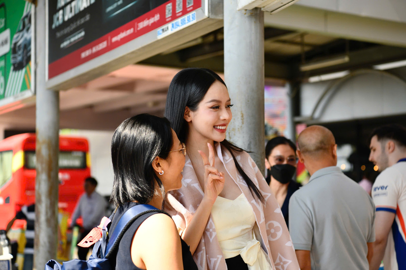 Nhiều vị khách ở sân bay nhận ra Thanh Thủy và đề nghị chụp ảnh với tân Hoa hậu Quốc tế. Người đẹp thân thiện và gần gũi với khán giả. Nhiều vị khách ở sân bay nhận ra Thanh Thủy và đề nghị chụp ảnh với tân Hoa hậu Quốc tế. Người đẹp thân thiện và gần gũi với khán giả.