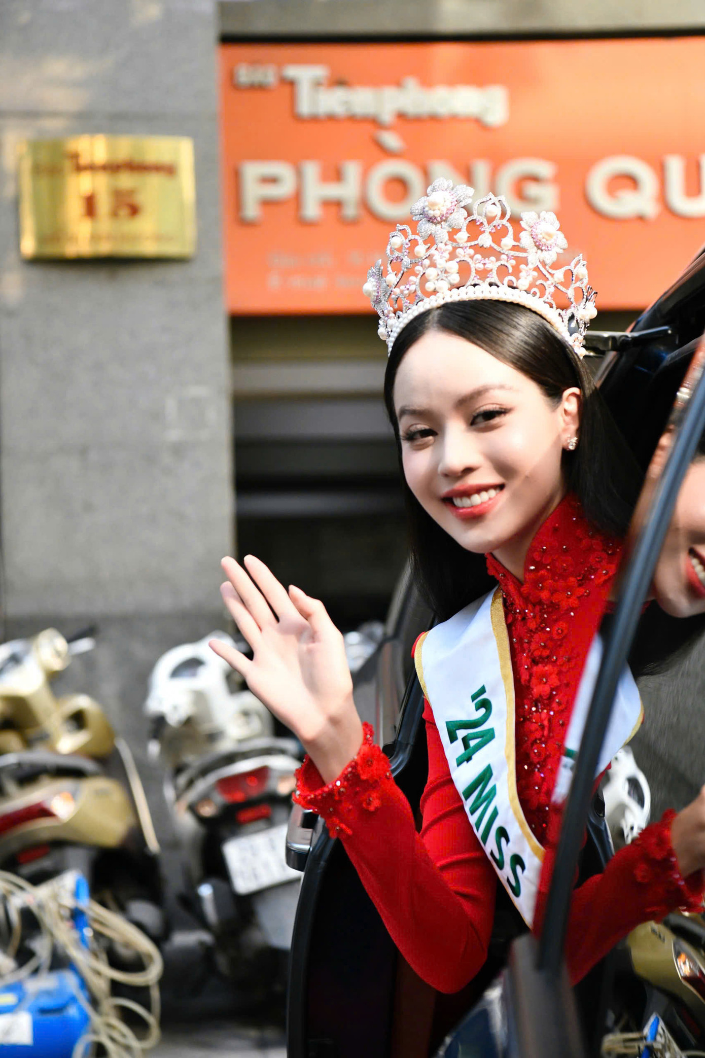Hoa hậu Huỳnh Thị Thanh Thủy bày tỏ niềm xúc động trước sự đón tiếp nồng nhiệt của báo Tiền Phong cùng các cơ quan thông tấn báo chí.