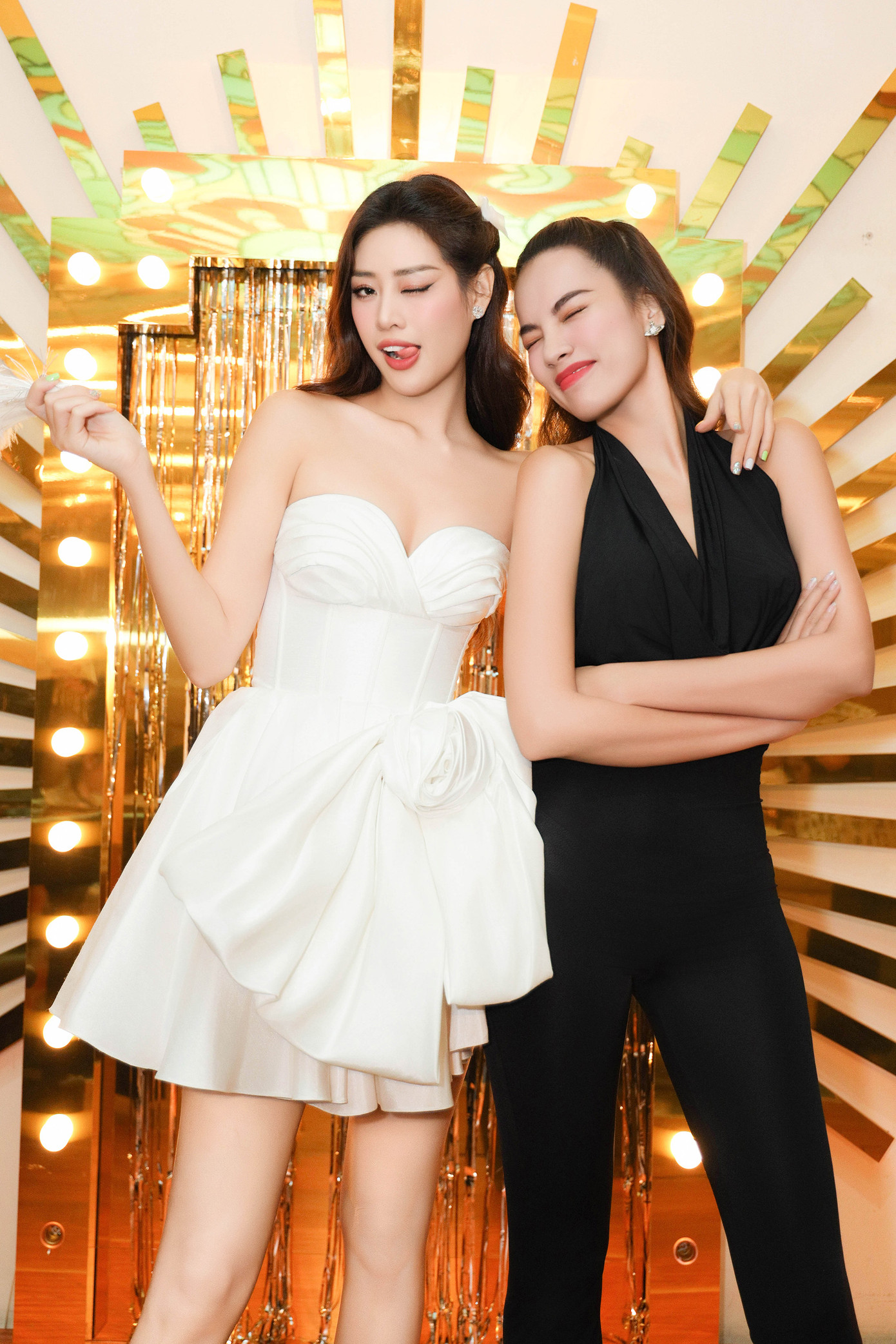 Hoa hậu Lê Hoàng Phương diện cây đen tới dự tiệc độc thân của Khánh Vân. Cả hai thân thiết khi từng nhiều lần dự thi Hoa hậu Hoàn vũ Việt Nam.