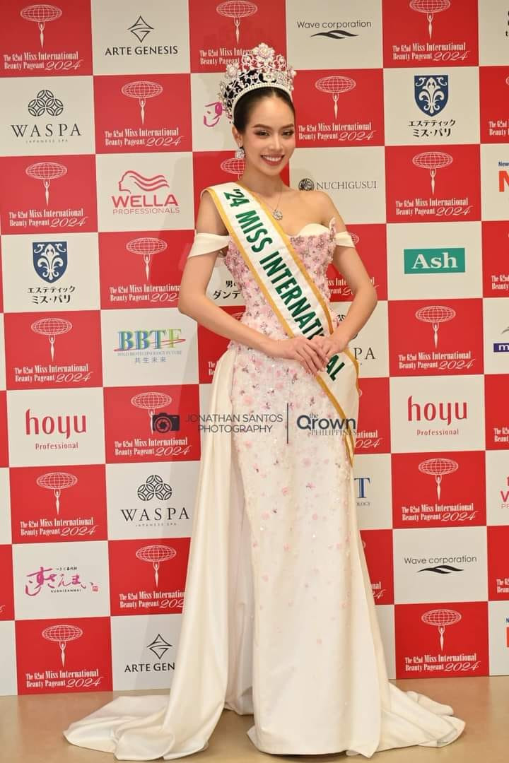 Ngay sau đăng quang, Thanh Thủy đã có ít phút ngắn ngủi chụp ảnh giao lưu với truyền thông quốc tế. Người đẹp nở nụ cười tươi trước ống kính.