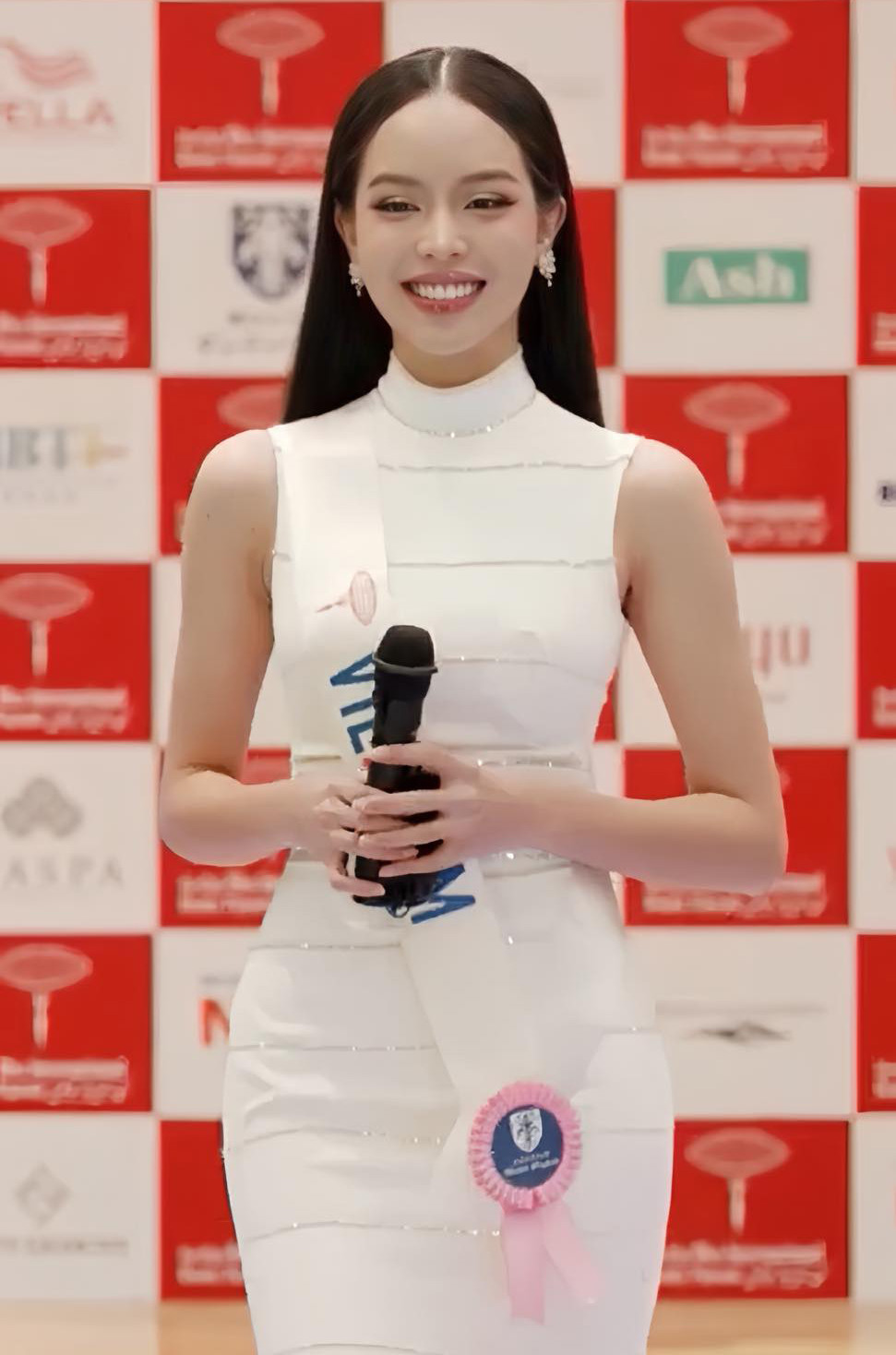 Thanh Thủy trong phần thi phỏng vấn ở bán kết Hoa hậu Quốc tế. Thanh Thủy trong phần thi phỏng vấn ở bán kết Hoa hậu Quốc tế.