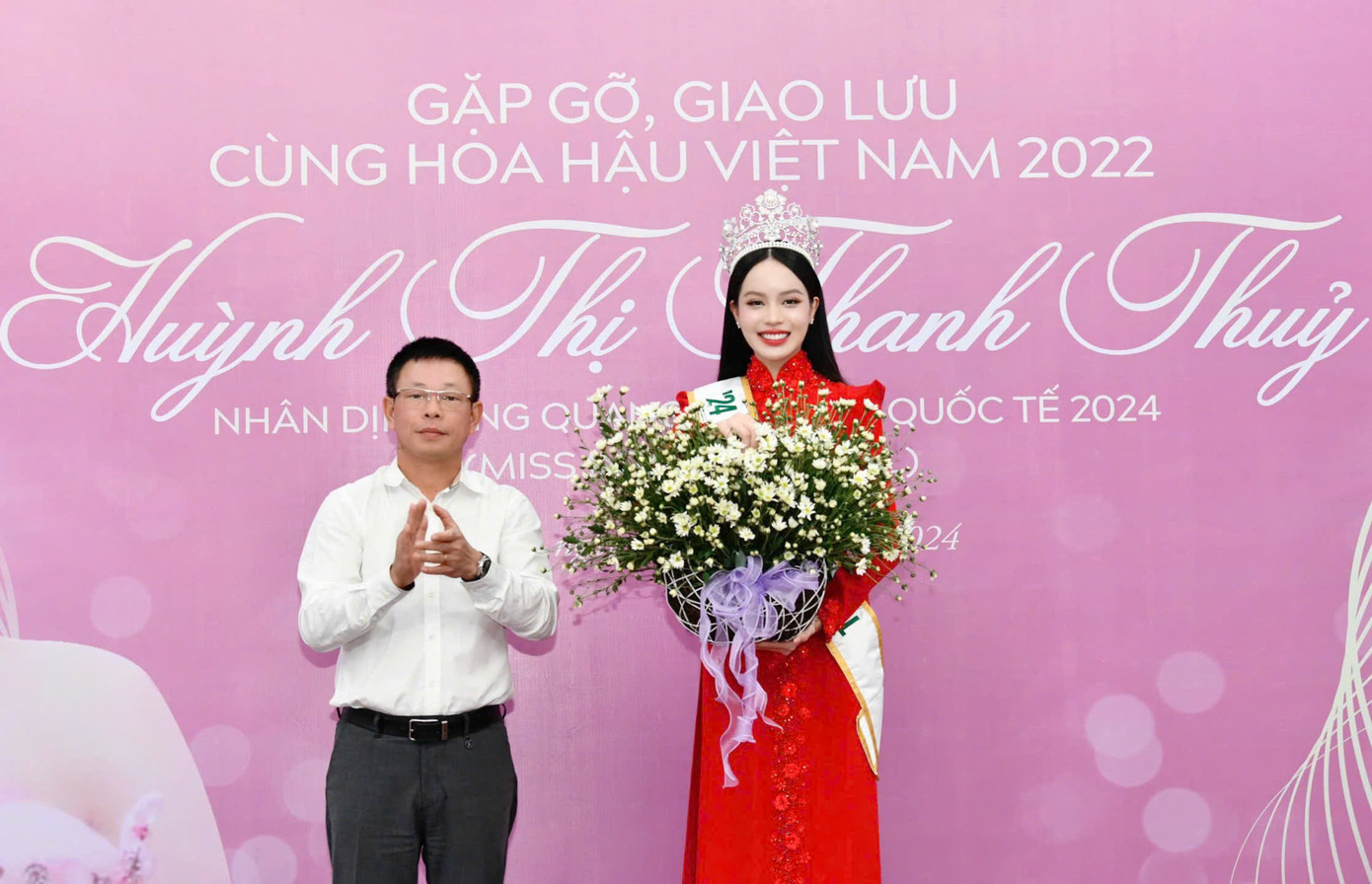 Nhà báo Phùng Công Sưởng - Tổng Biên tập báo Tiền Phong tặng hoa cho Hoa hậu Huỳnh Thị Thanh Thủy để chúc mừng thành công của cô trên đấu trường quốc tế.