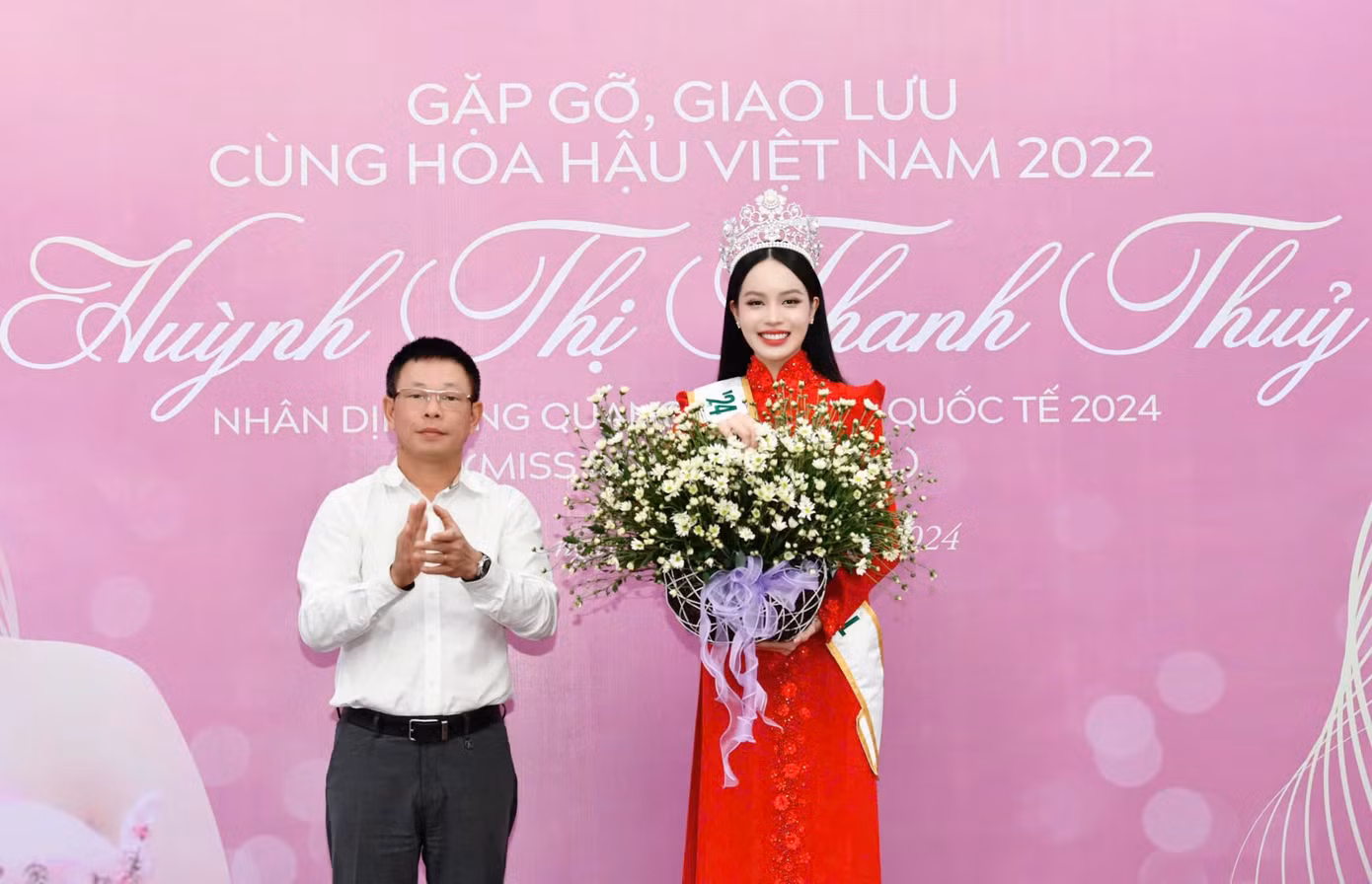 Nhà báo Phùng Công Sưởng - Tổng Biên tập báo Tiền Phong tặng hoa cho Hoa hậu Huỳnh Thị Thanh Thủy để chúc mừng thành công của cô trên đấu trường quốc tế.