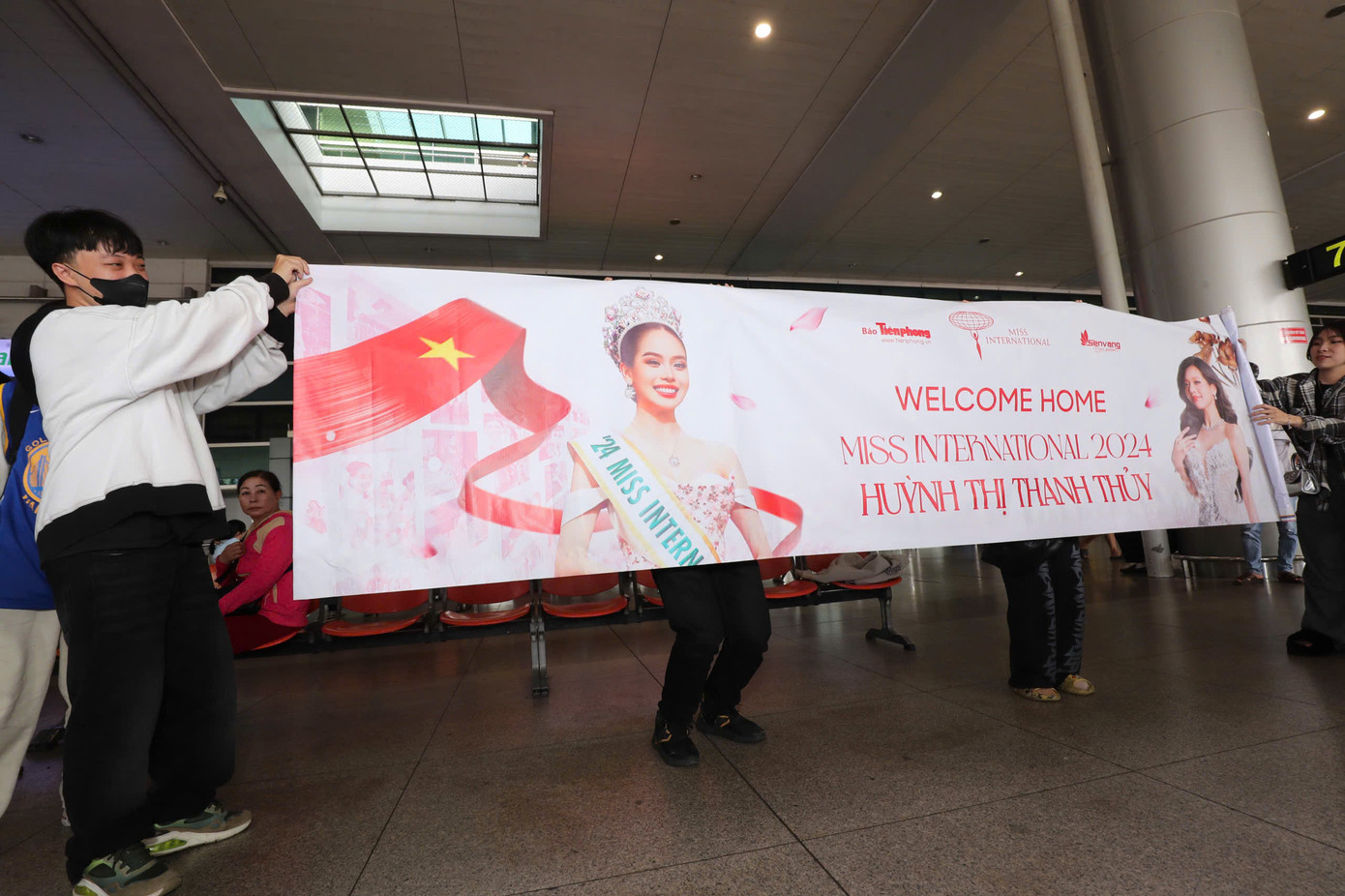 Các fan mang theo băng-rôn, poster có hình Thanh Thủy để chào mừng người đẹp trở về quê nhà.