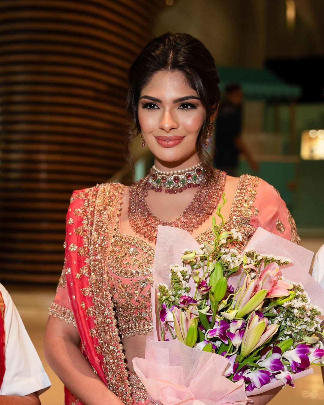 Sheynnis mặc trang phục truyền thống Ấn Độ khi đi công tác ở châu Á.