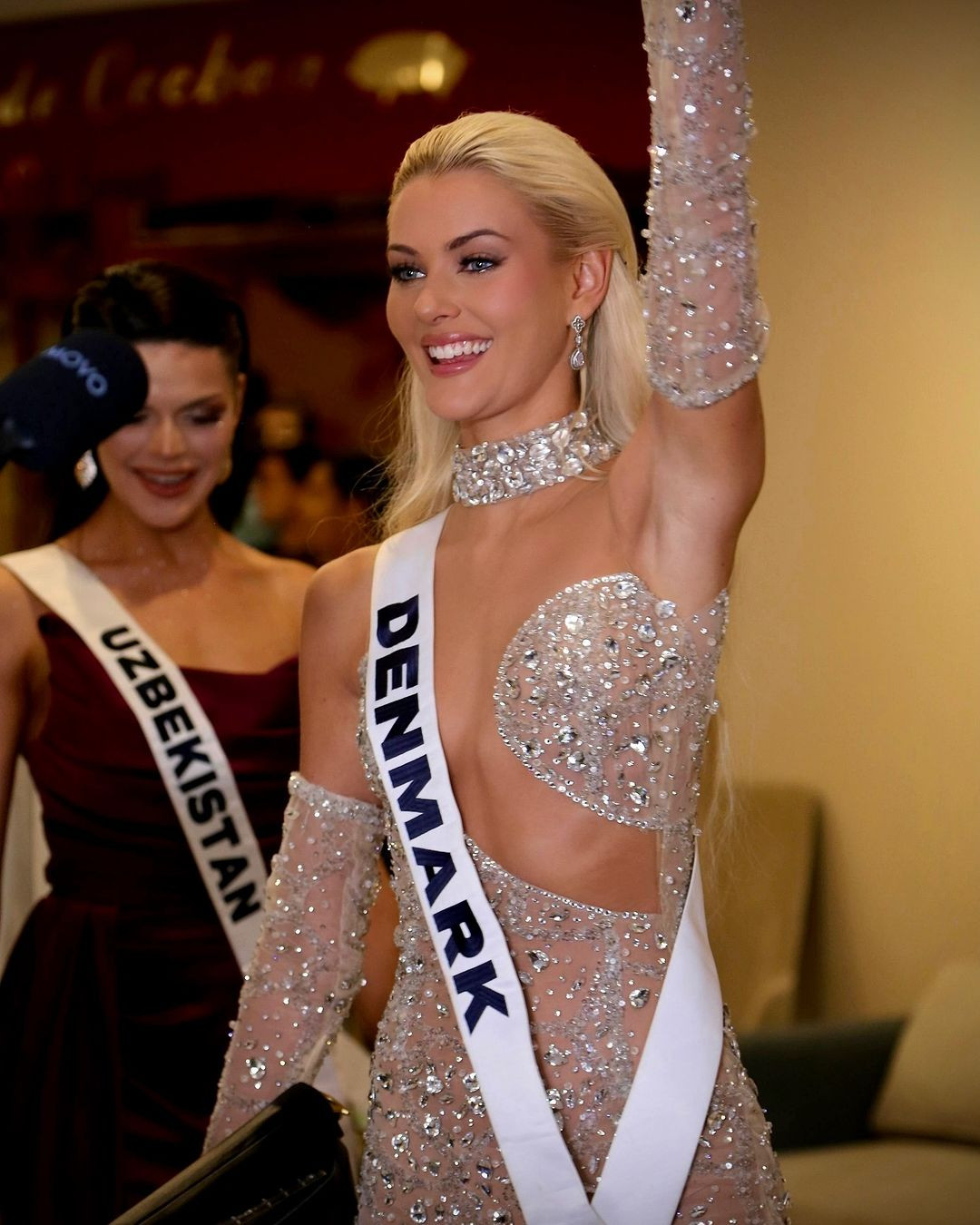 Victoria Kjær Theilvig luôn được khán giả chào đón nồng nhiệt mỗi khi cô xuất hiện ở sảnh khách sạn.