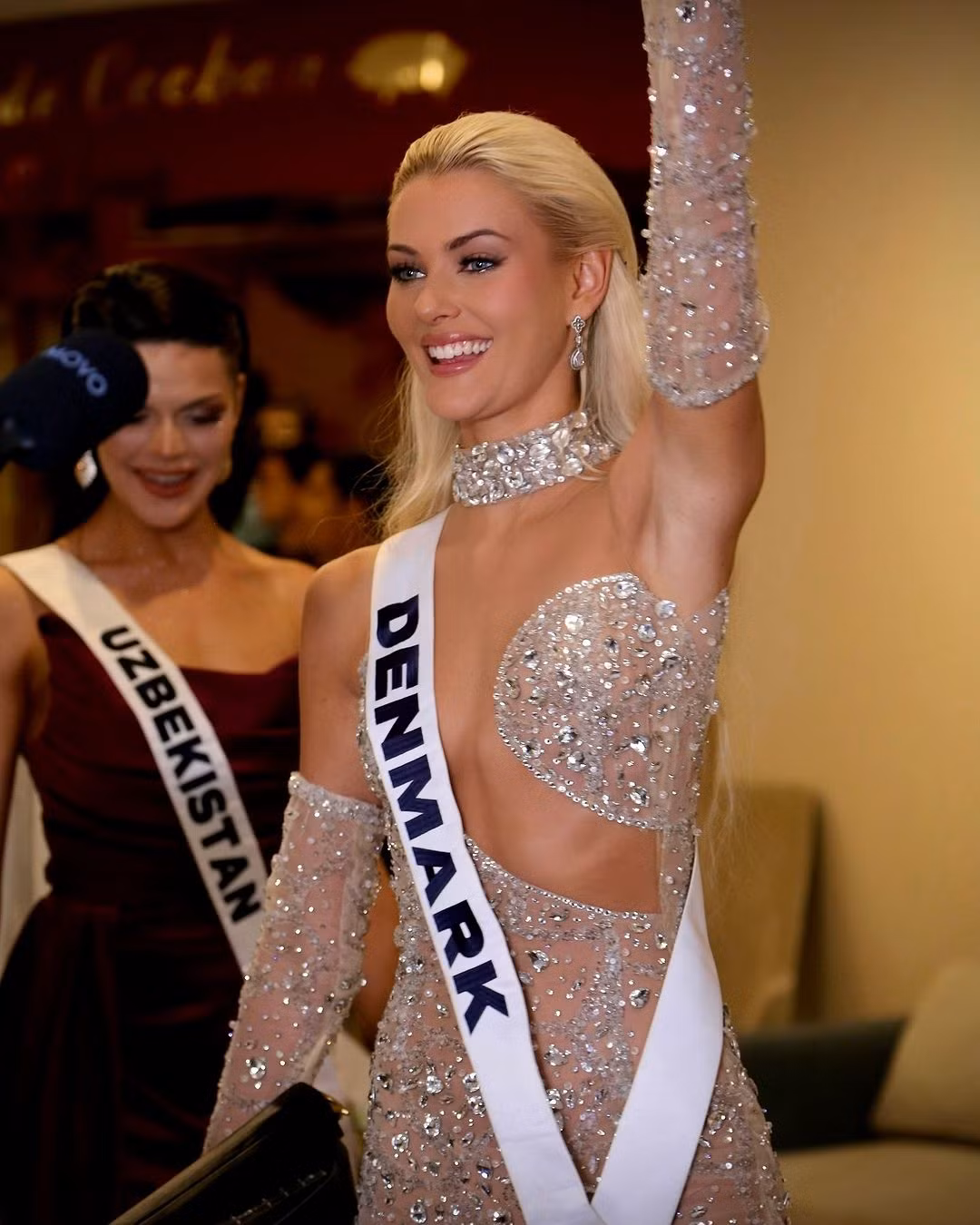 Victoria Kjær Theilvig luôn được khán giả chào đón nồng nhiệt mỗi khi cô xuất hiện ở sảnh khách sạn.