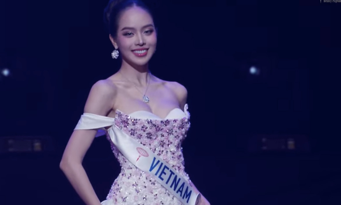 Trong vòng thi dạ hội, Thanh Thủy trình diễn bộ váy lấy ý tưởng từ hình ảnh hoa anh đào của đất nước mặt trời mọc, được thiết kế bởi nhà thiết kế Lê Thanh Hòa. Chiếc váy được làm từ chất liệu mikado cao cấp, phần overskirt lộng lẫy và thướt tha tăng thêm sự nổi bật và ấn tượng cho đại diện Việt Nam trên sân khấu. Trước đó, trang phục đêm chung kết của Thanh Thủy nhận phản ứng trái chiều. Nhiều khán giả chê bộ váy xấu, sến. Thực tế, khi trình diễn trên sân khấu, thiết kế đã tôn được vẻ đẹp thanh lịch và ngọt ngào của Thanh Thủy.