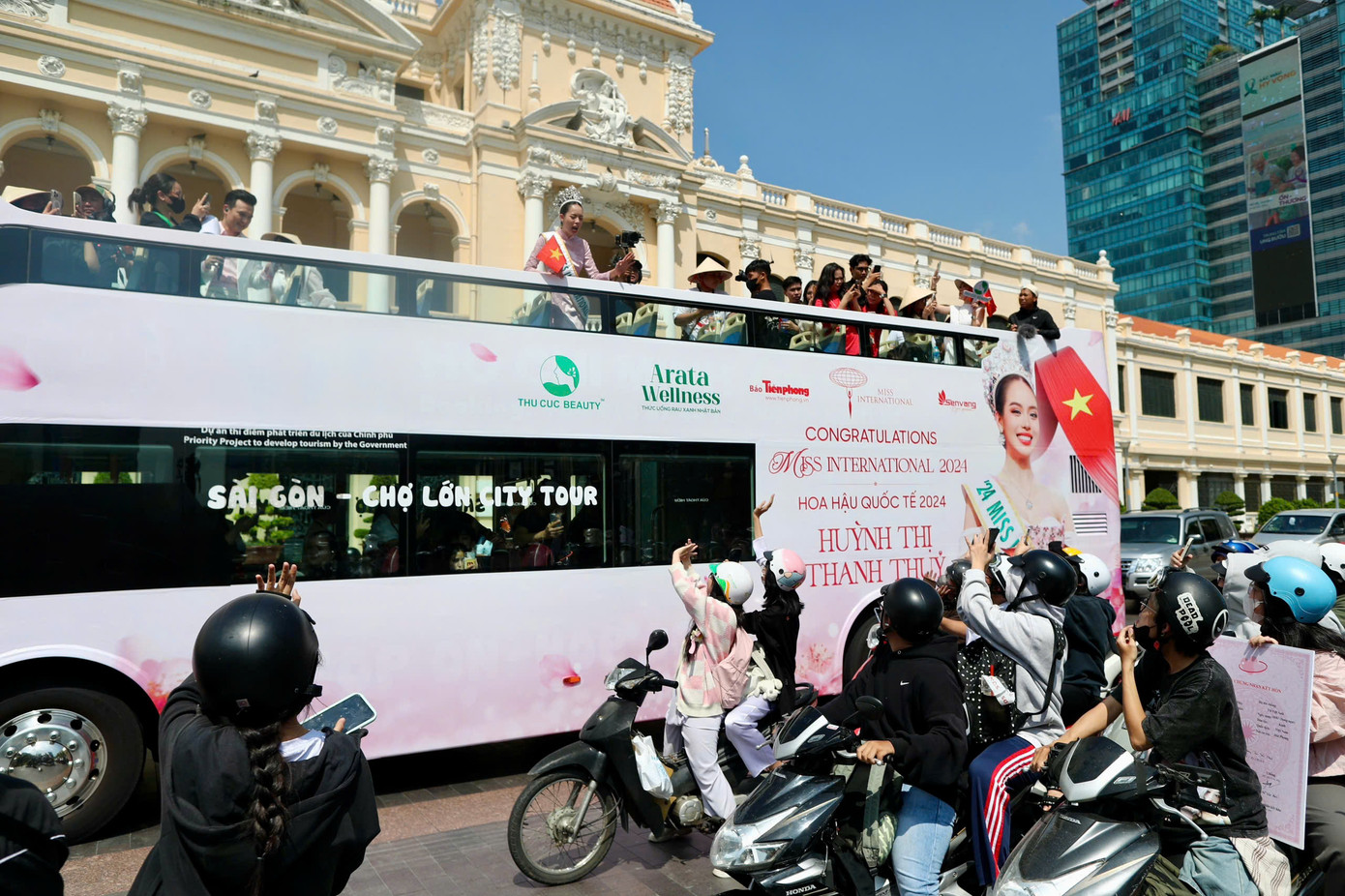 Hoa hậu Quốc tế 2024 được nhiều người dân chào đón trên đường đi diễu hành.