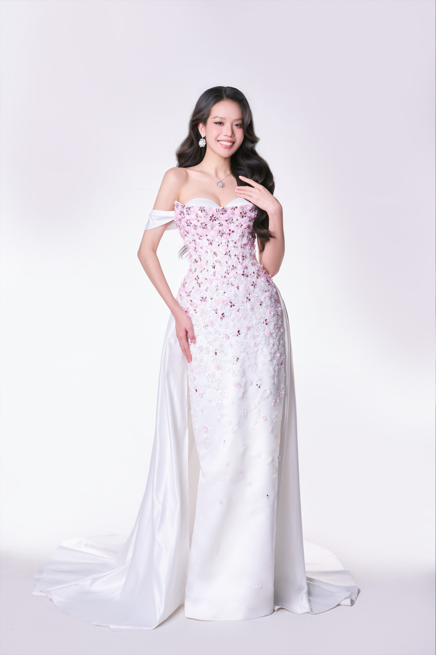 Váy dạ hội của Thanh Thủy trong chung kết Hoa hậu Quốc tế.