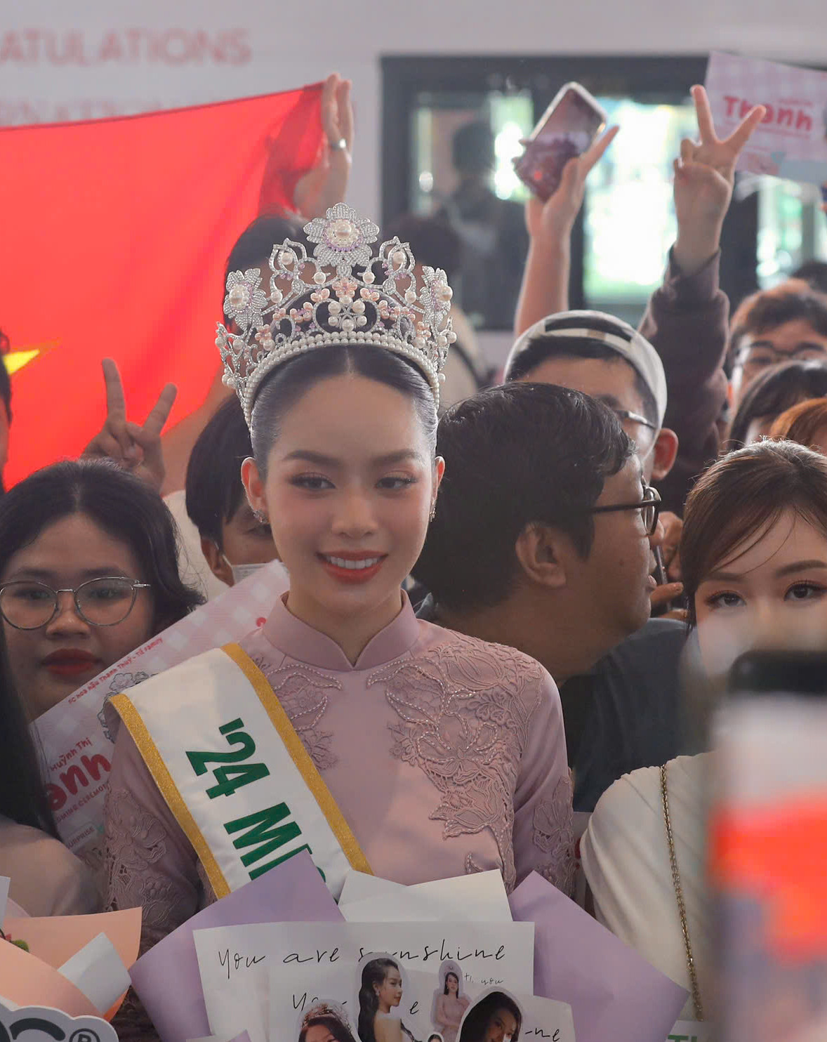 Ngay từ sáng sớm, nhiều người hâm mộ đã có mặt ở sân bay để chuẩn bị chào đón Thanh Thủy. Các fan mang theo băng-rôn, poster có hình Thanh Thủy để chào mừng người đẹp trở về quê nhà.