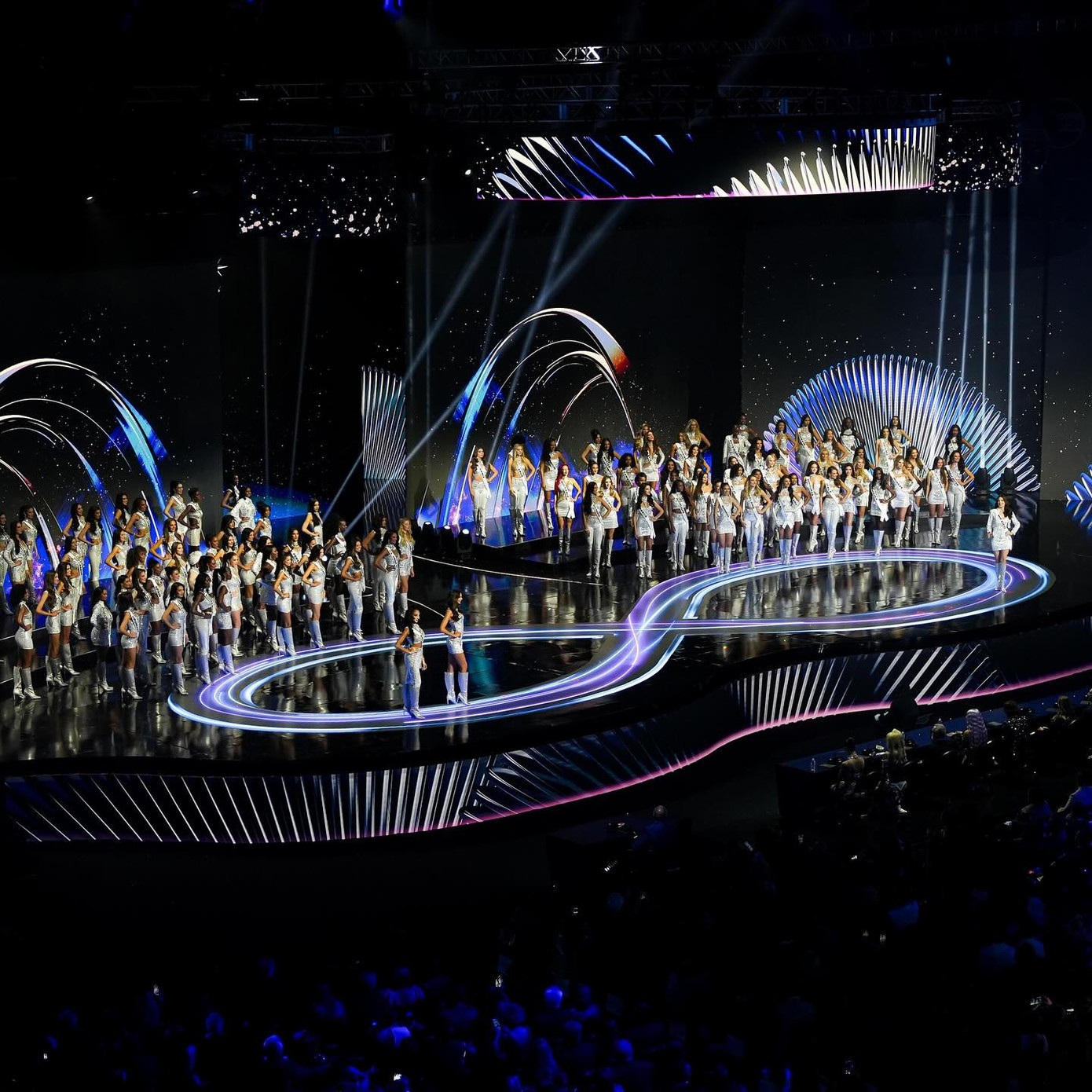 Sân khấu chung kết Hoa hậu Hoàn vũ 2024 bị nhận xét nhỏ, thiếu sáng. Sân khấu chung kết Hoa hậu Hoàn vũ 2024 bị nhận xét nhỏ, thiếu sáng.